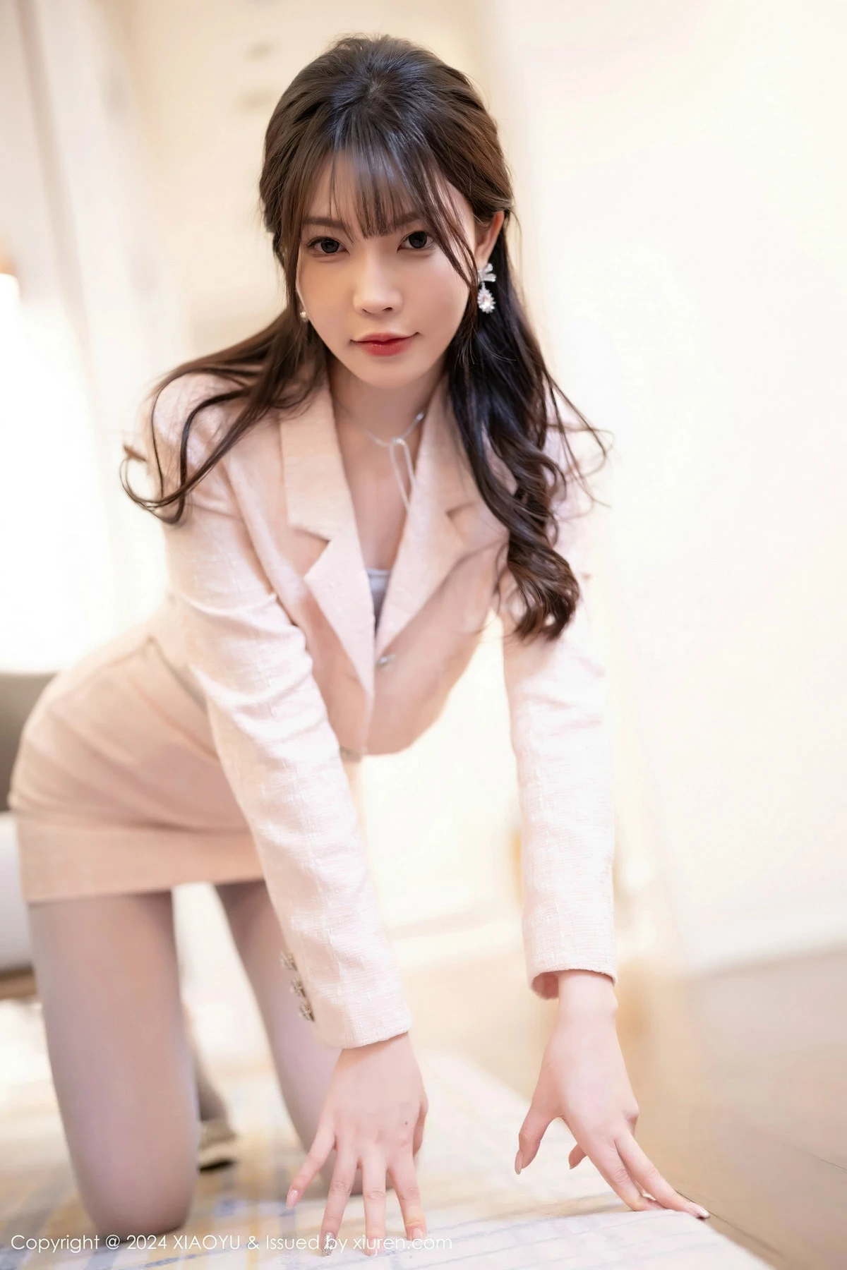 徐莉芝Booty性感浅粉连衣短裙露连体灰丝袜秀曼妙身姿写真 第 28 张
