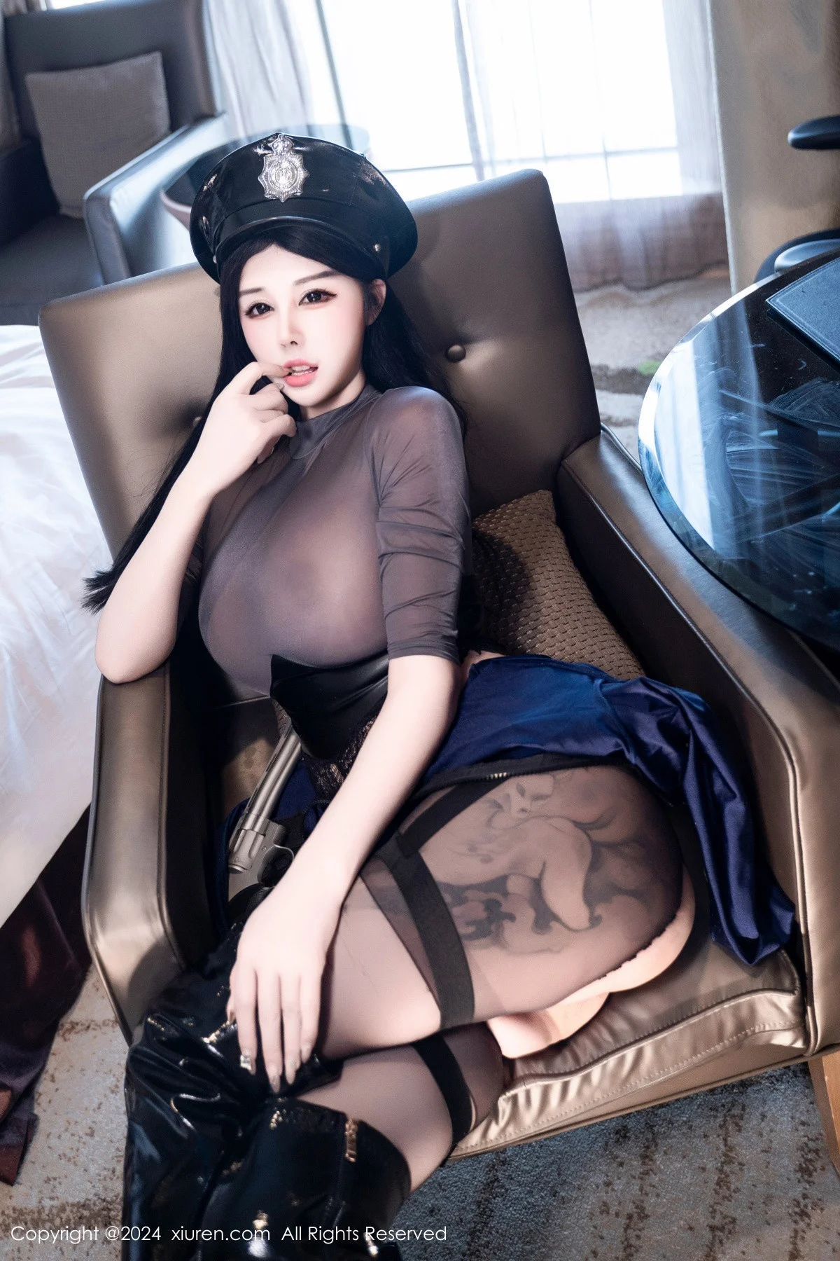 陈芊儿性感黑色制服配开档黑丝半脱露豪乳遮点惹火绝美写真 第 119 张
