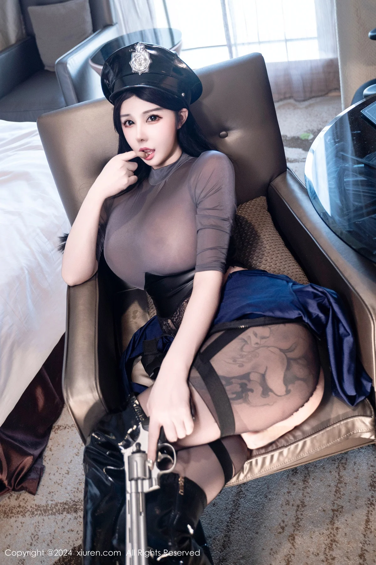 陈芊儿性感黑色制服配开档黑丝半脱露豪乳遮点惹火绝美写真 第 122 张