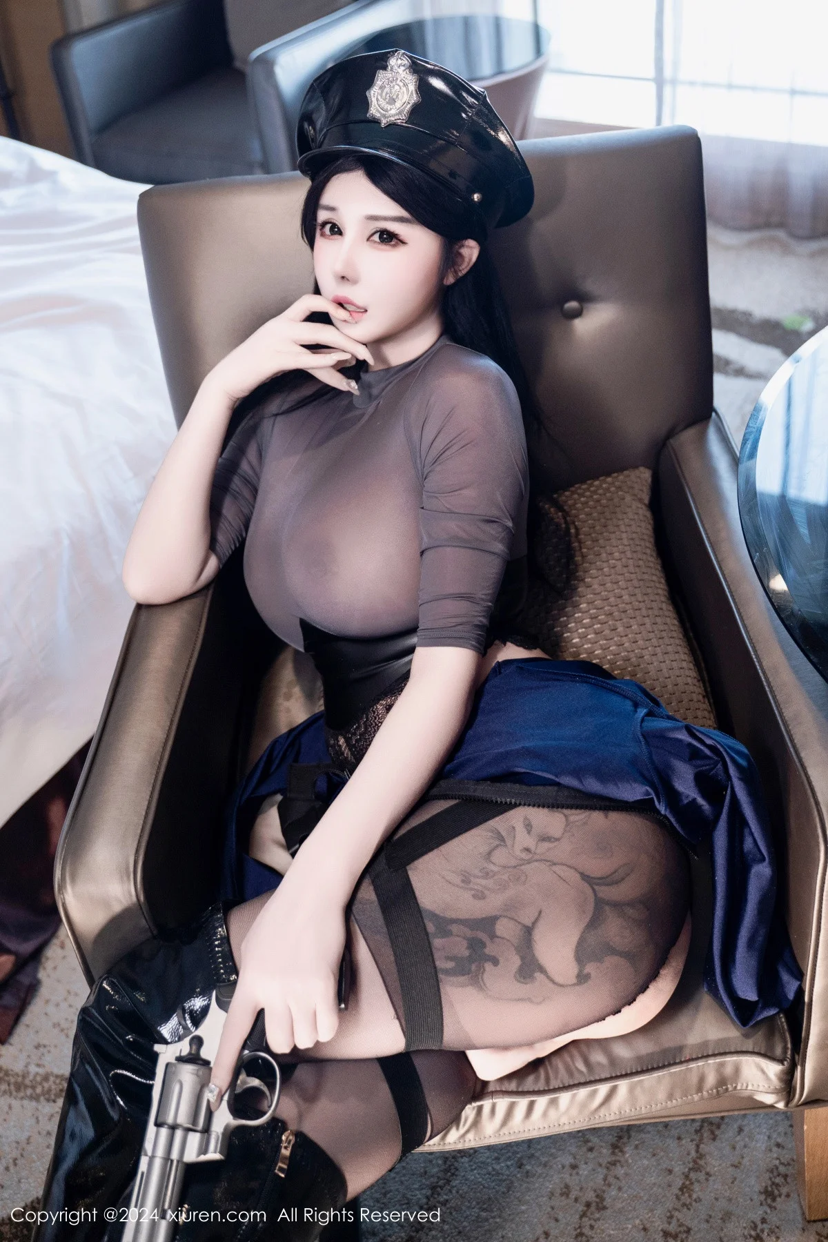 陈芊儿性感黑色制服配开档黑丝半脱露豪乳遮点惹火绝美写真 第 124 张