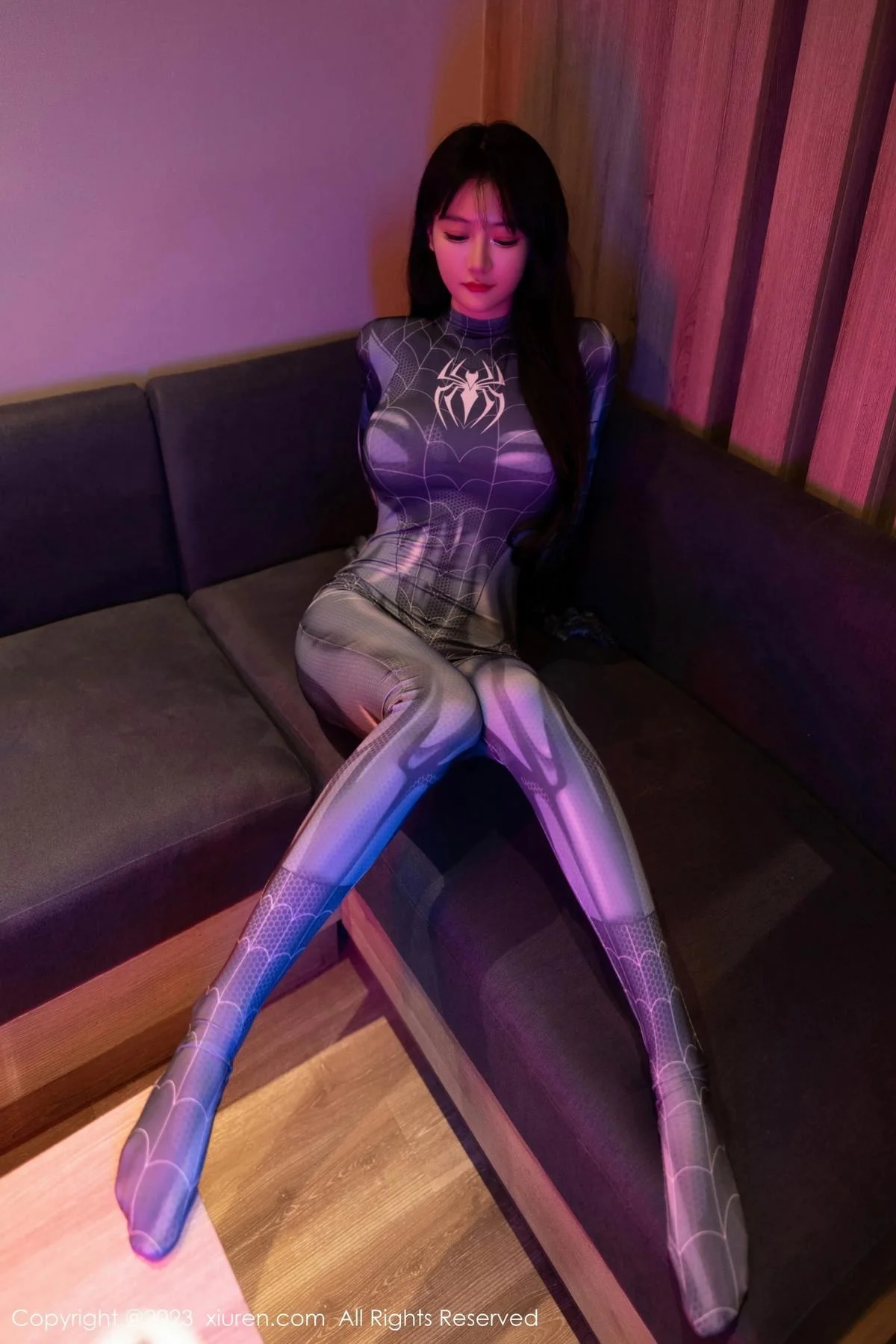 幼幼暗色灯光下性感银灰蜘蛛侠服紧身秀完美身材绝美写真 第 1 张