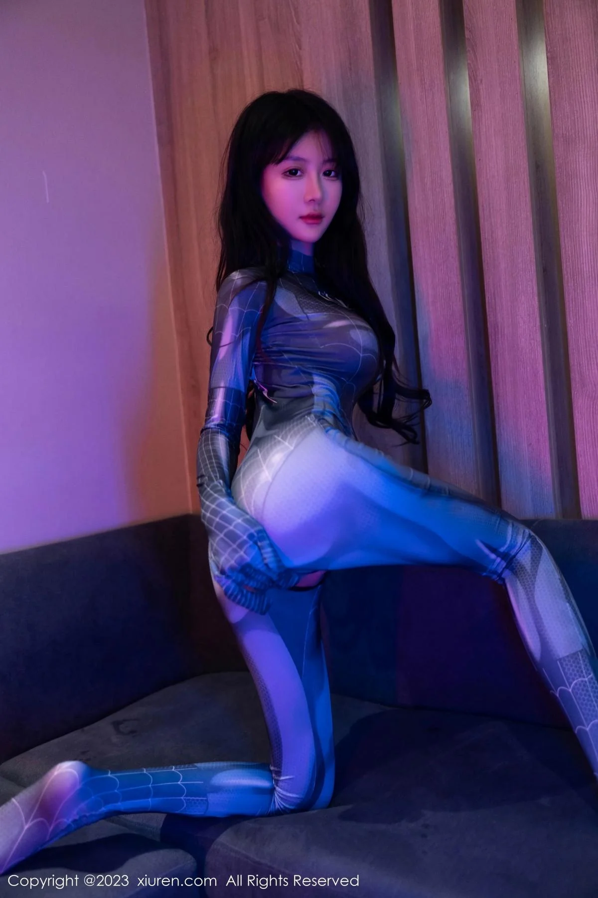幼幼暗色灯光下性感银灰蜘蛛侠服紧身秀完美身材绝美写真 第 14 张