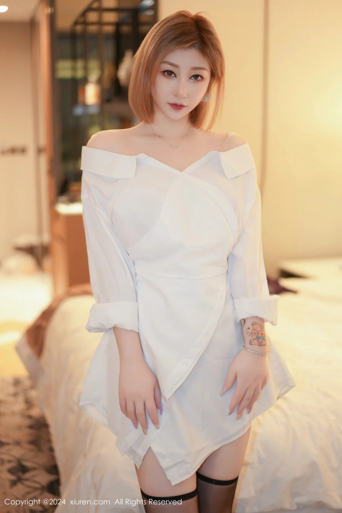 妲己_Toxic私房性感白色衬衫配黑丝吊袜秀丰满身材绝美写真 第 12 张