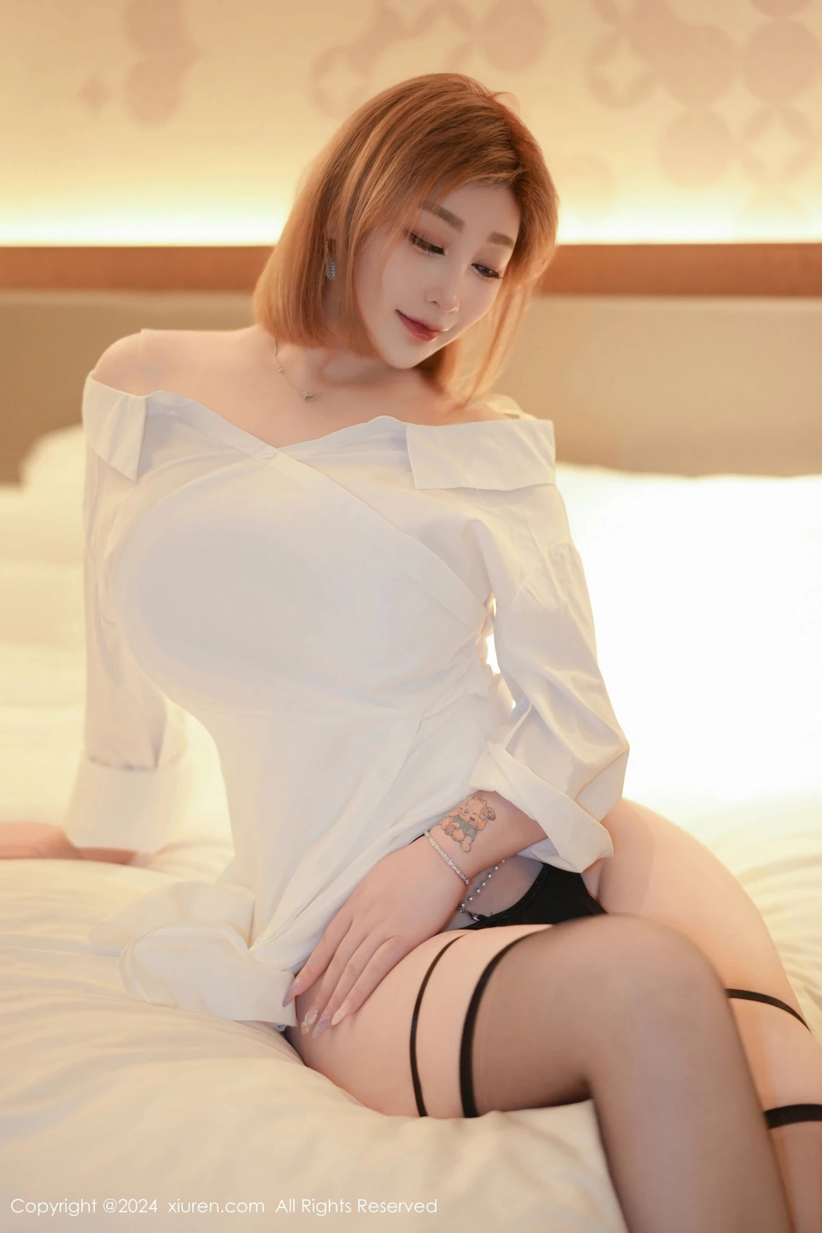 妲己_Toxic私房性感白色衬衫配黑丝吊袜秀丰满身材绝美写真 第 6 张