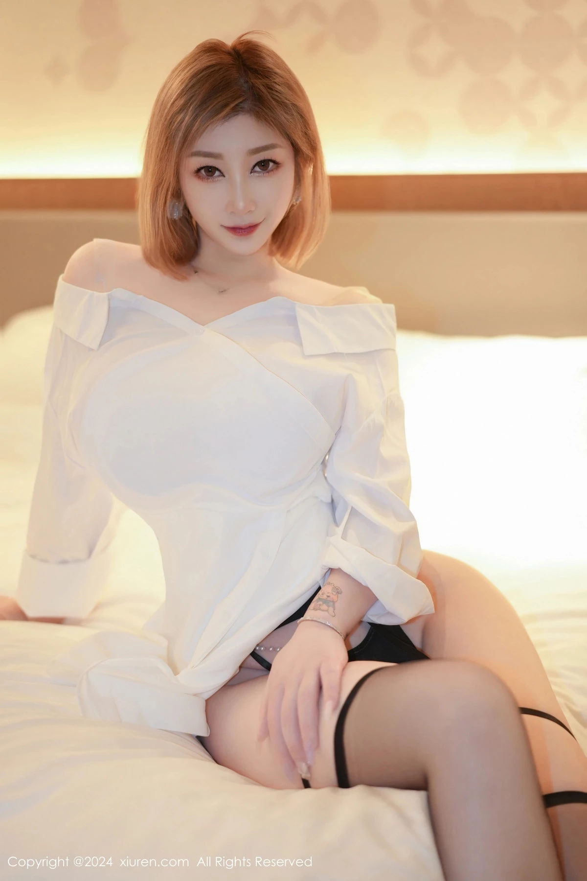 妲己_Toxic私房性感白色衬衫配黑丝吊袜秀丰满身材绝美写真 第 7 张