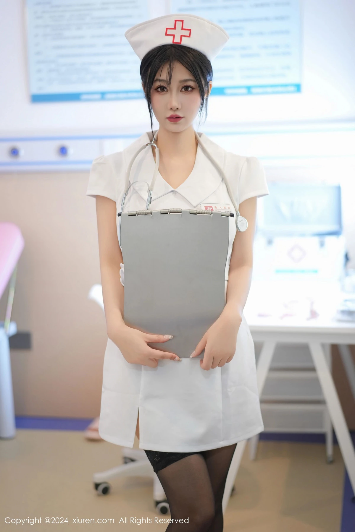 laura阿姣性感白色护士服配黑丝袜半脱秀豪乳翘臀绝美写真 第 1 张