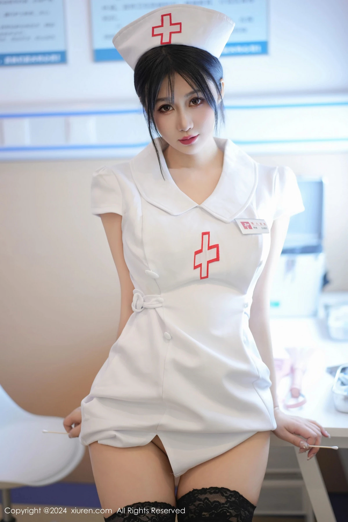 laura阿姣性感白色护士服配黑丝袜半脱秀豪乳翘臀绝美写真 第 10 张