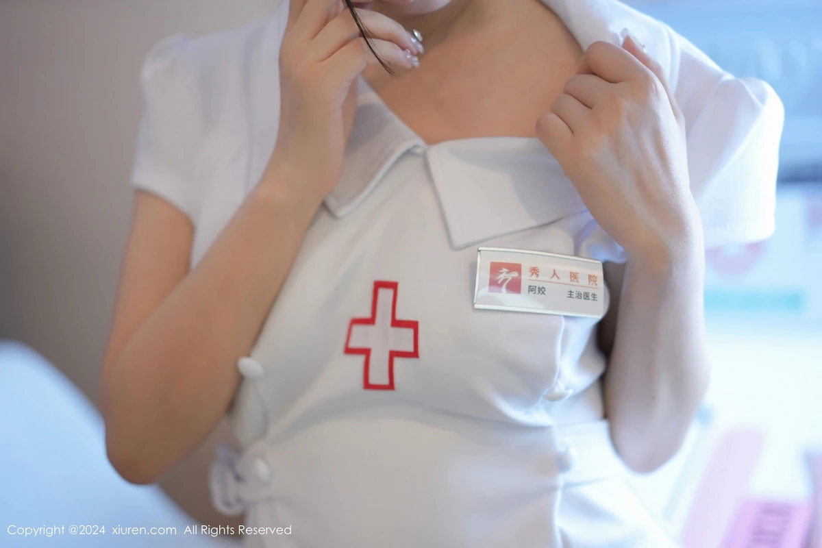 laura阿姣性感白色护士服配黑丝袜半脱秀豪乳翘臀绝美写真 第 11 张