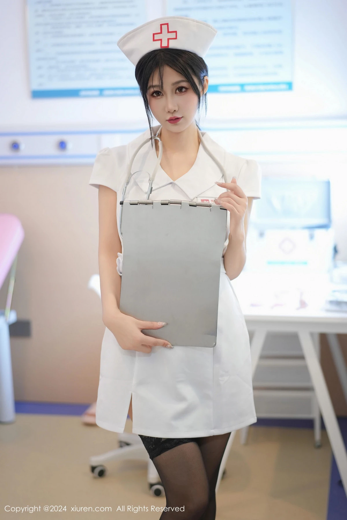 laura阿姣性感白色护士服配黑丝袜半脱秀豪乳翘臀绝美写真 第 2 张