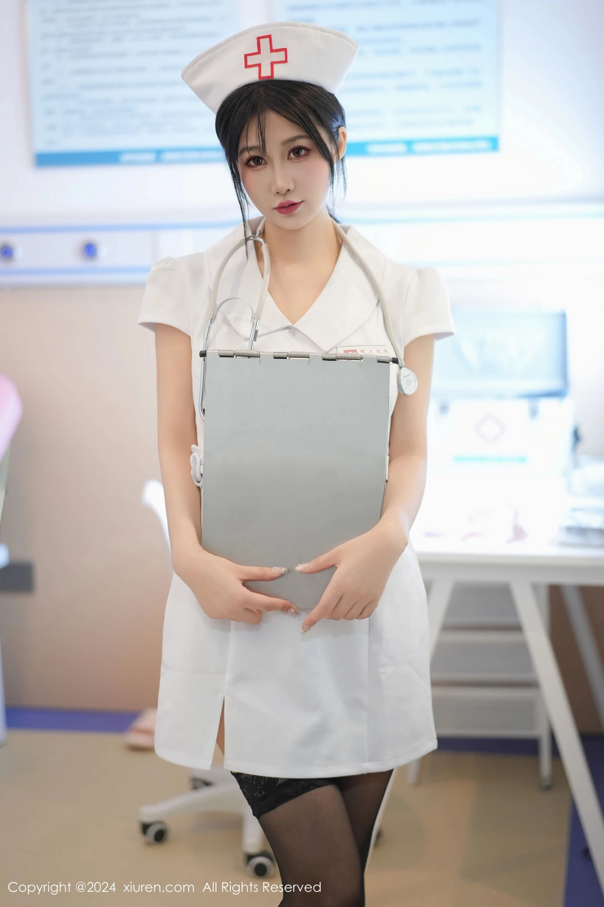 laura阿姣性感白色护士服配黑丝袜半脱秀豪乳翘臀绝美写真 第 3 张