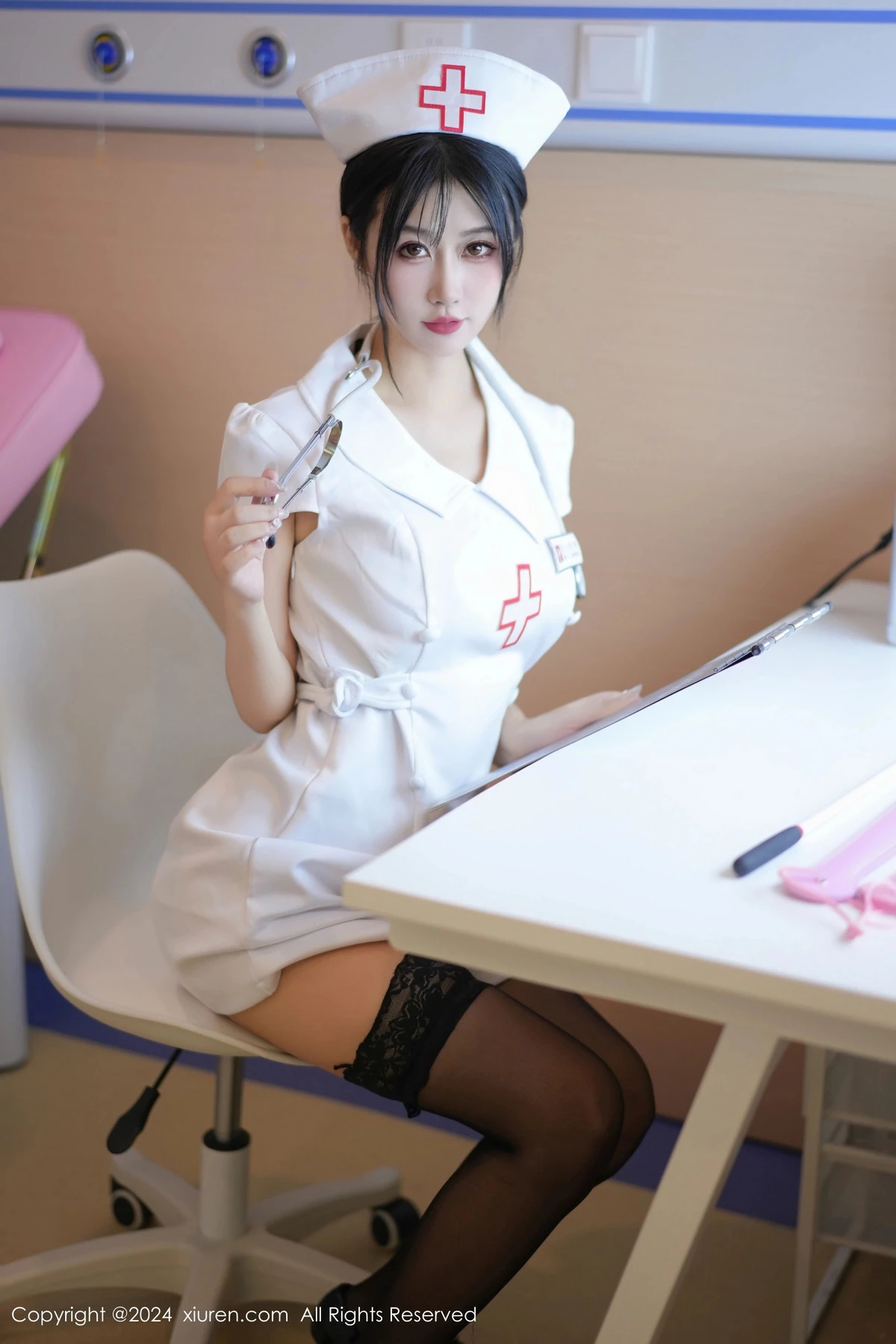 laura阿姣性感白色护士服配黑丝袜半脱秀豪乳翘臀绝美写真 第 5 张