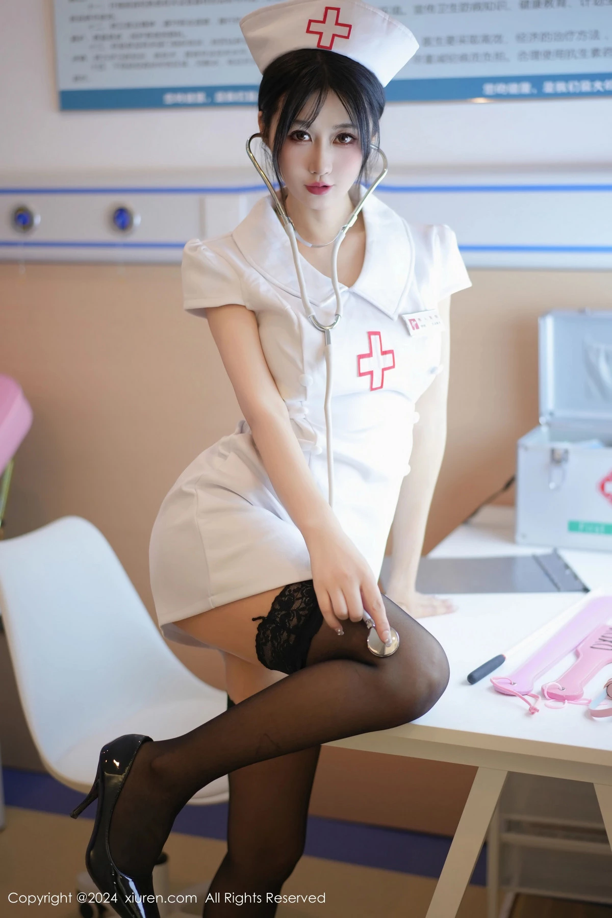 laura阿姣性感白色护士服配黑丝袜半脱秀豪乳翘臀绝美写真 第 6 张