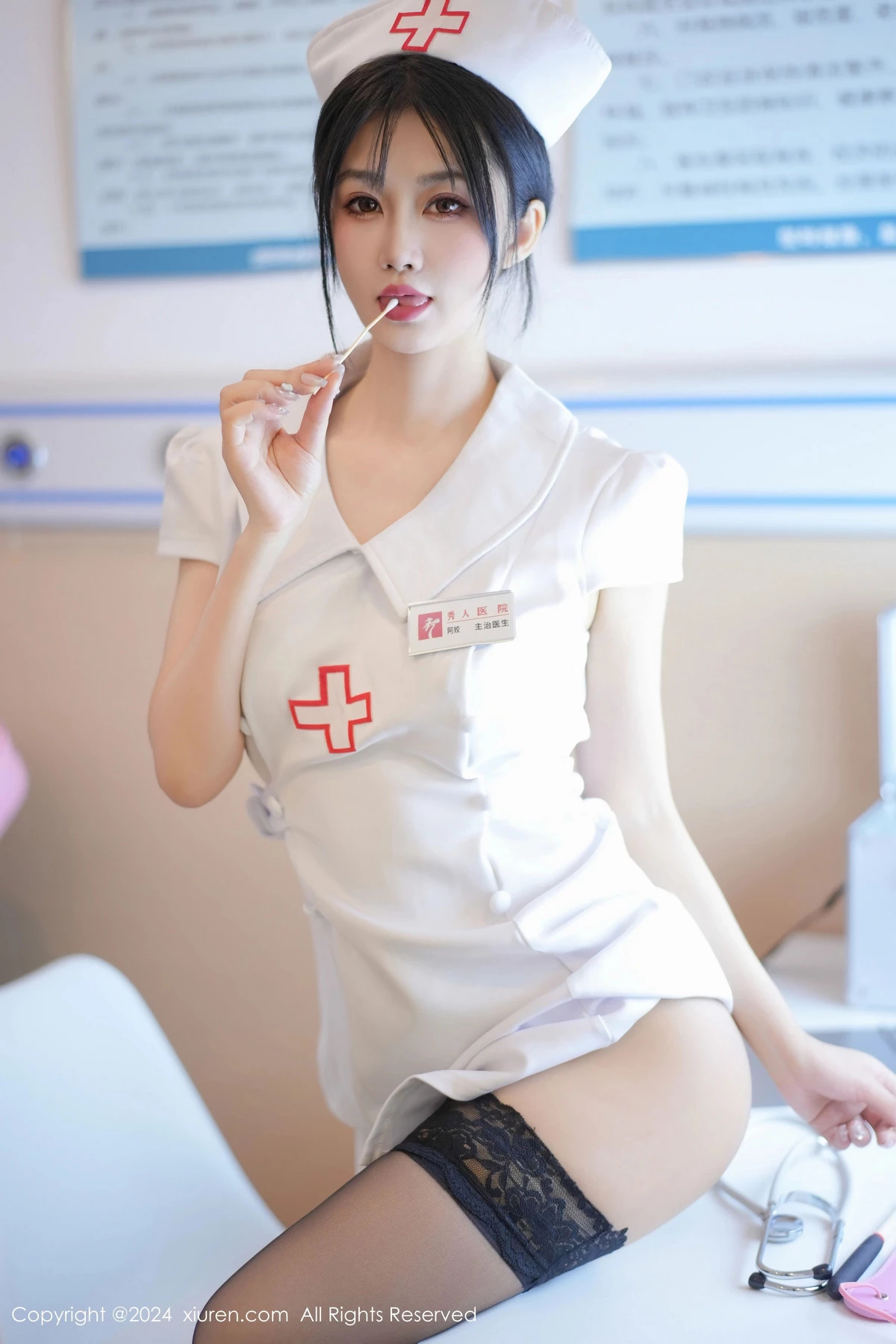 laura阿姣性感白色护士服配黑丝袜半脱秀豪乳翘臀绝美写真 第 7 张