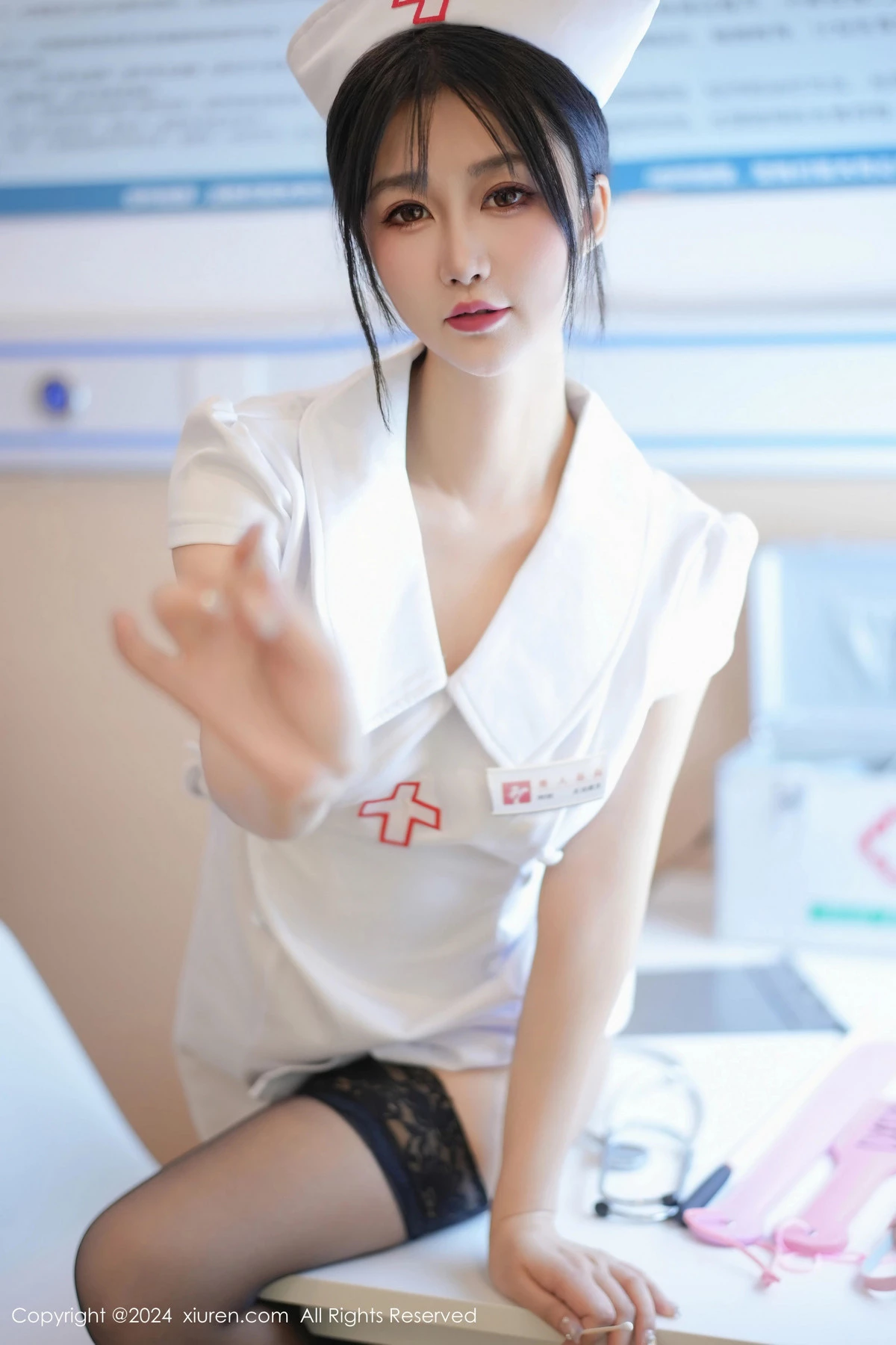 laura阿姣性感白色护士服配黑丝袜半脱秀豪乳翘臀绝美写真 第 8 张
