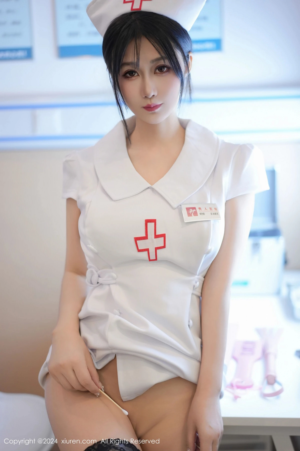 laura阿姣性感白色护士服配黑丝袜半脱秀豪乳翘臀绝美写真 第 9 张