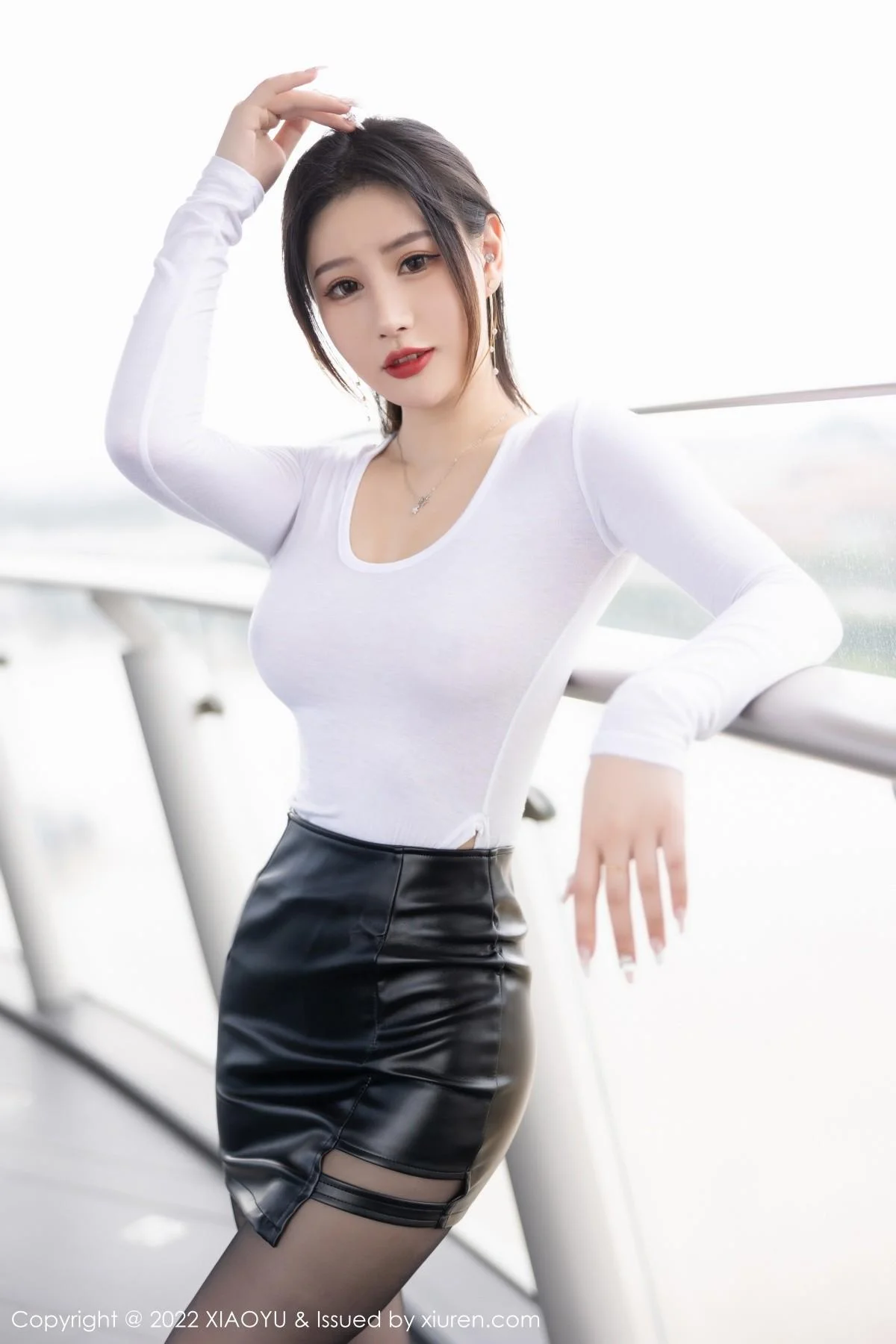 张欣欣私房性感真空白T配黑色皮裙露无内黑丝极致魅惑写真 第 4 张