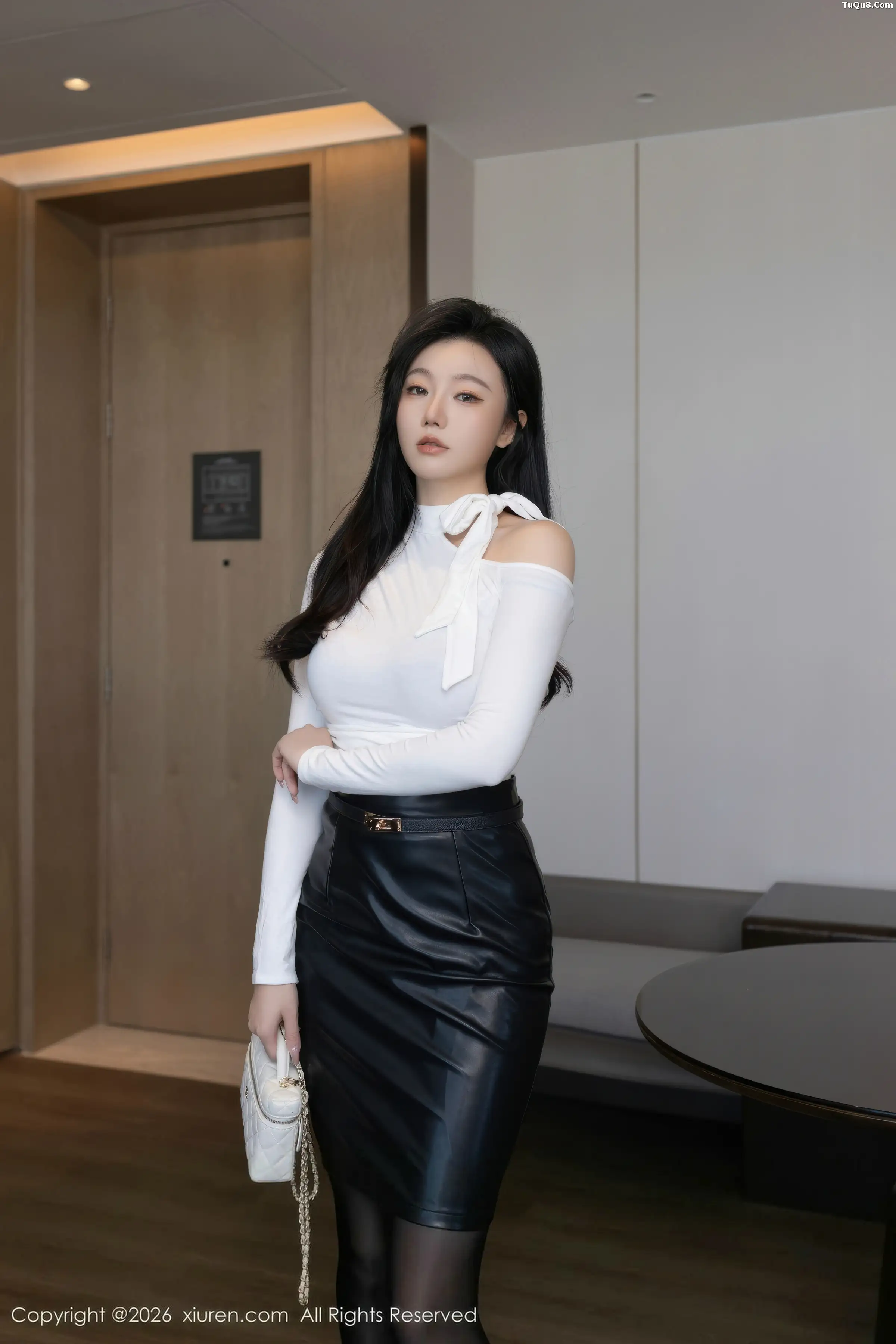 安然anran性感白上衣配黑皮裙露黑丝吊袜秀曼妙身姿绝美写真 第 2 张