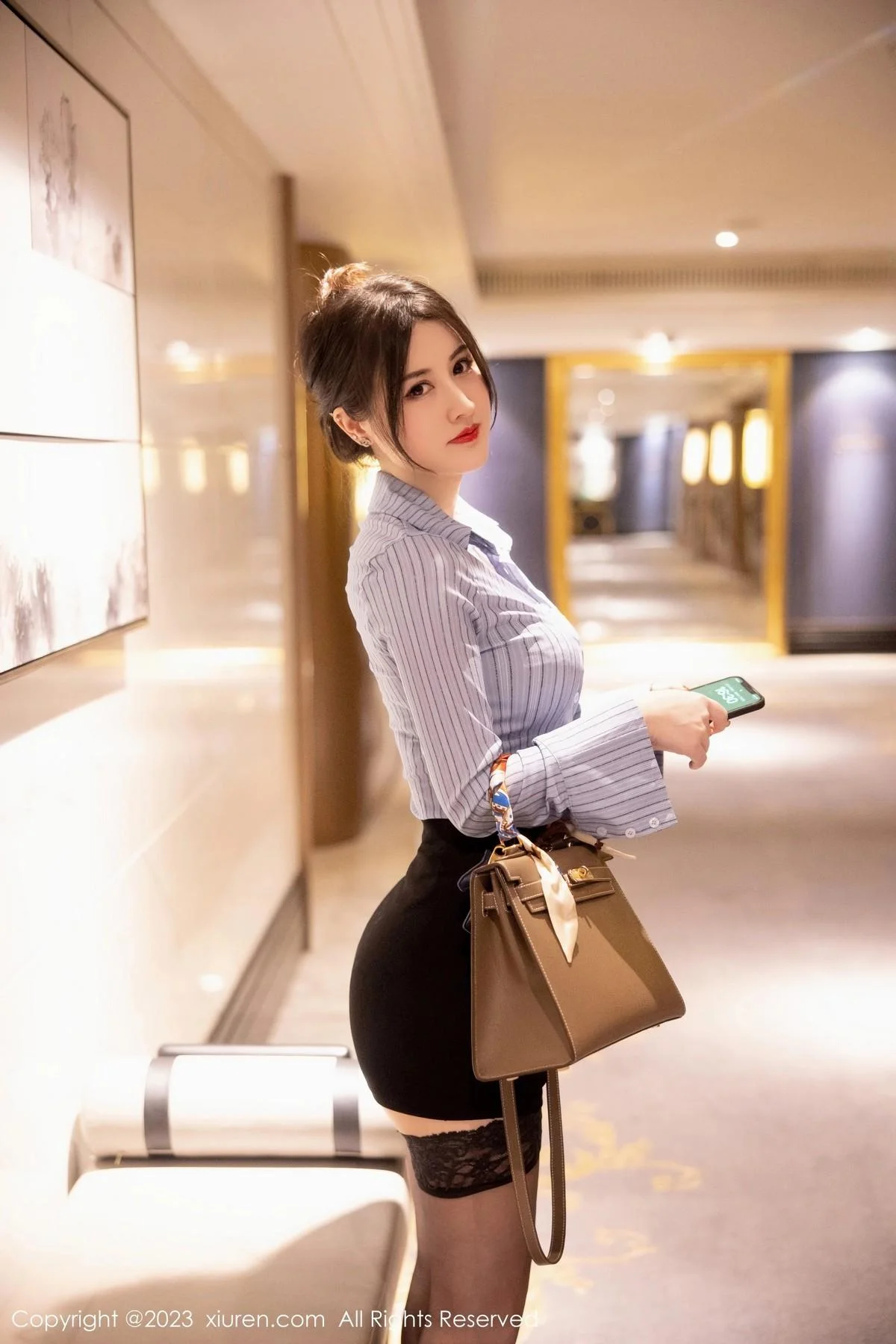 诗诗kiki条纹T恤配黑短裙露性感蕾丝内衣魅惑黑丝绝美写真 第 1 张