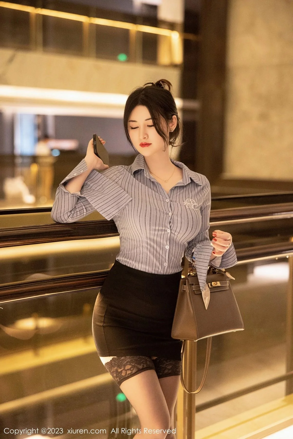诗诗kiki条纹T恤配黑短裙露性感蕾丝内衣魅惑黑丝绝美写真 第 11 张