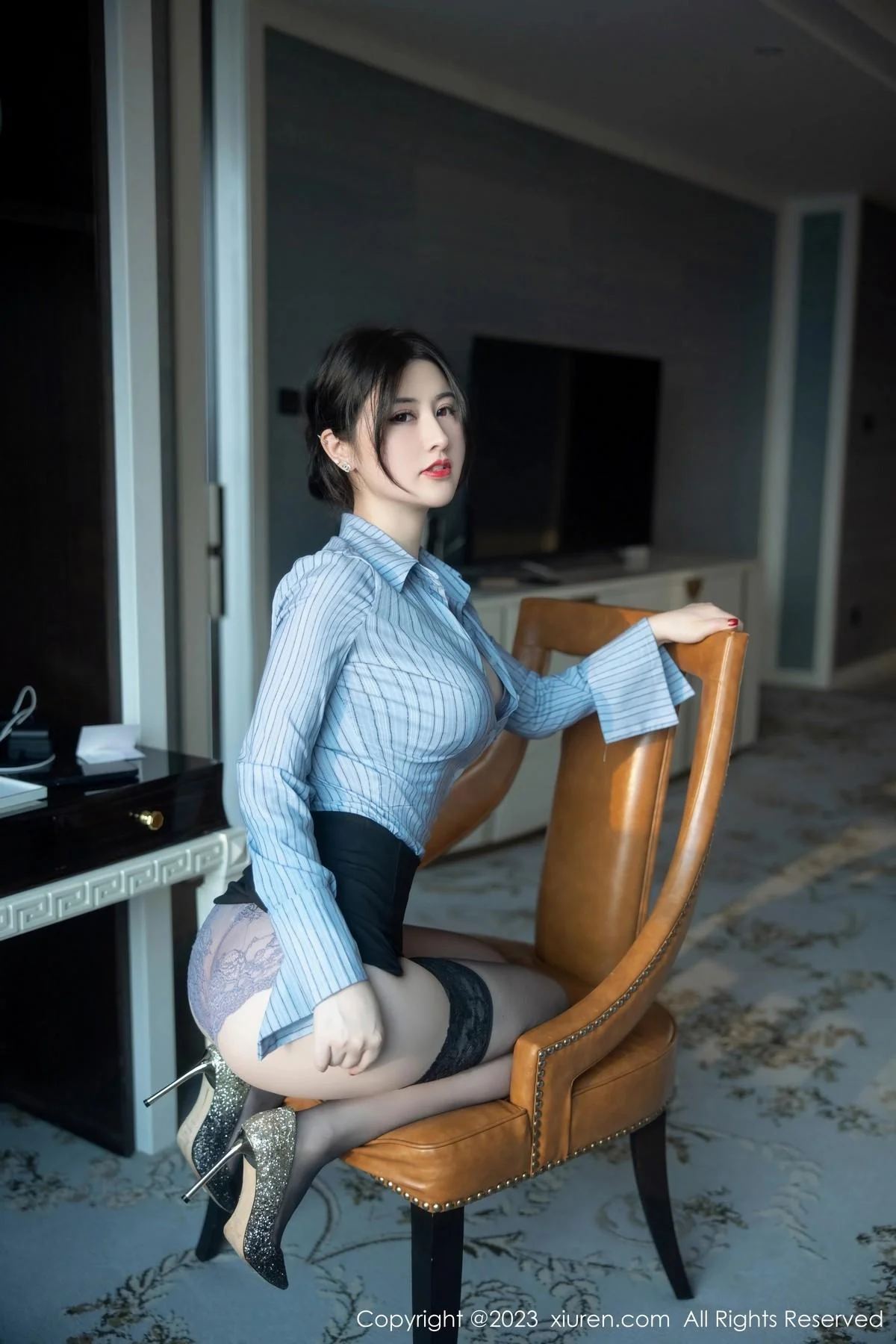 诗诗kiki条纹T恤配黑短裙露性感蕾丝内衣魅惑黑丝绝美写真 第 24 张