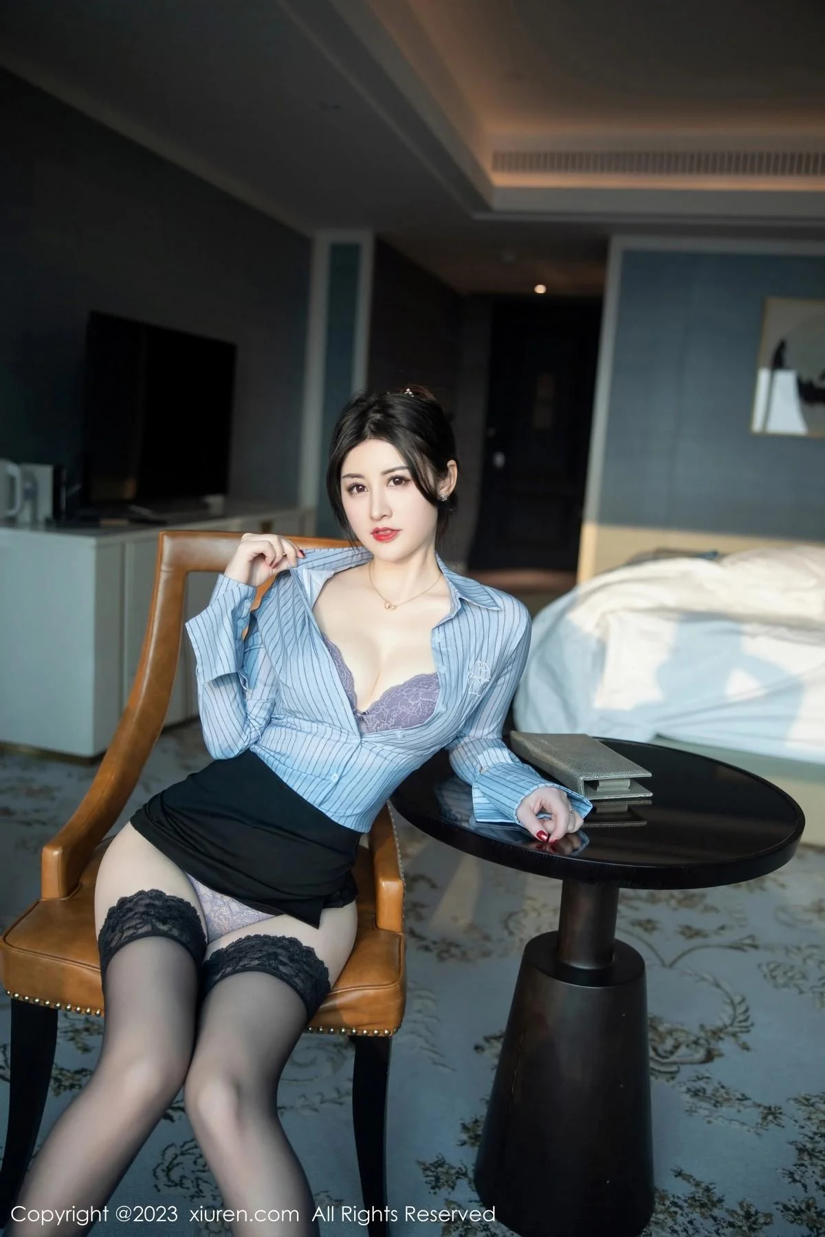 诗诗kiki条纹T恤配黑短裙露性感蕾丝内衣魅惑黑丝绝美写真 第 28 张