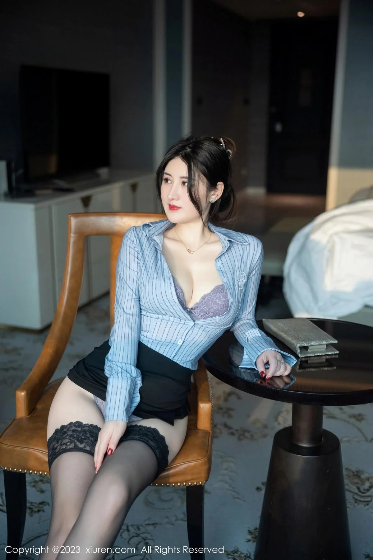 诗诗kiki条纹T恤配黑短裙露性感蕾丝内衣魅惑黑丝绝美写真 第 30 张