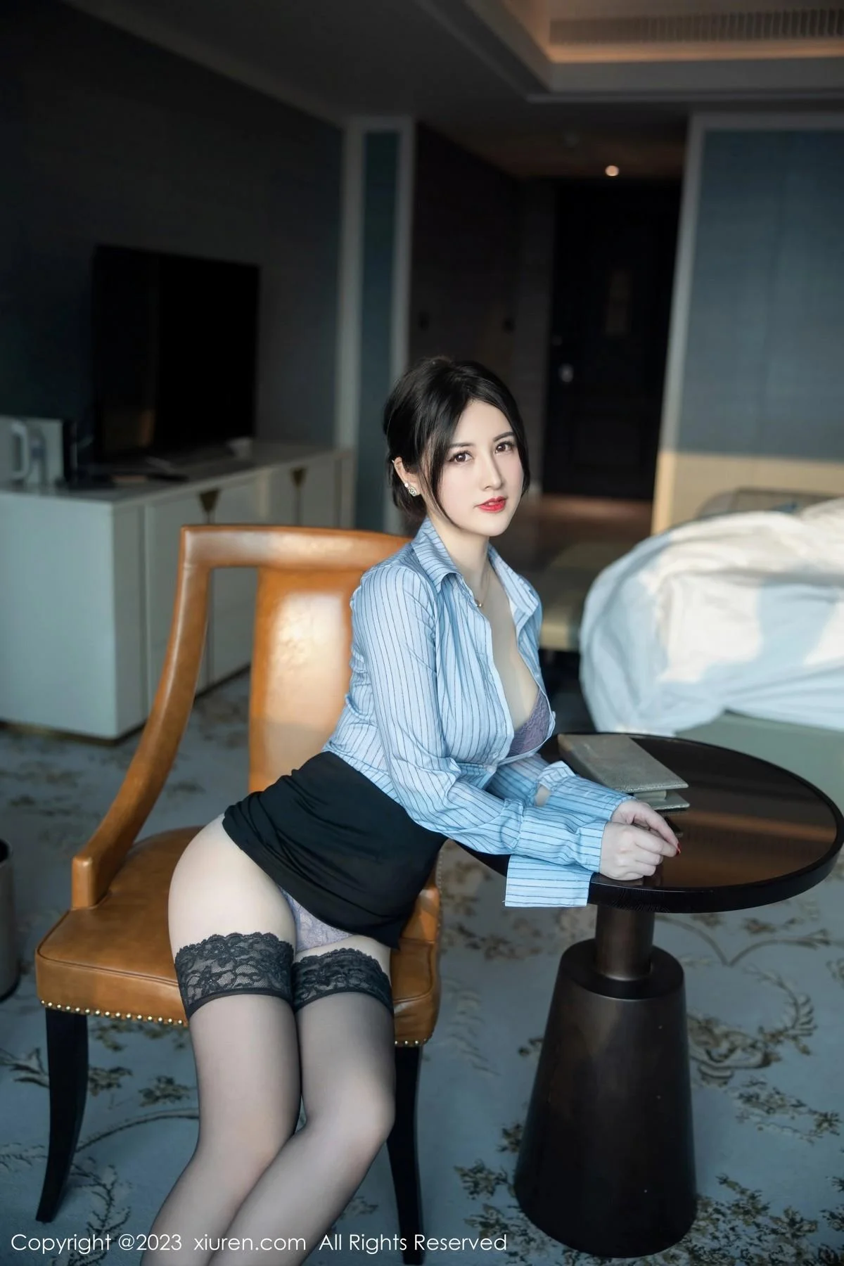 诗诗kiki条纹T恤配黑短裙露性感蕾丝内衣魅惑黑丝绝美写真 第 31 张