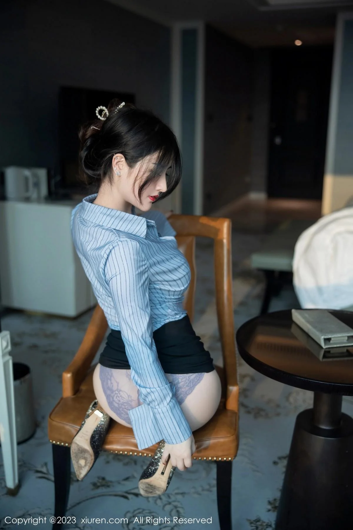 诗诗kiki条纹T恤配黑短裙露性感蕾丝内衣魅惑黑丝绝美写真 第 33 张