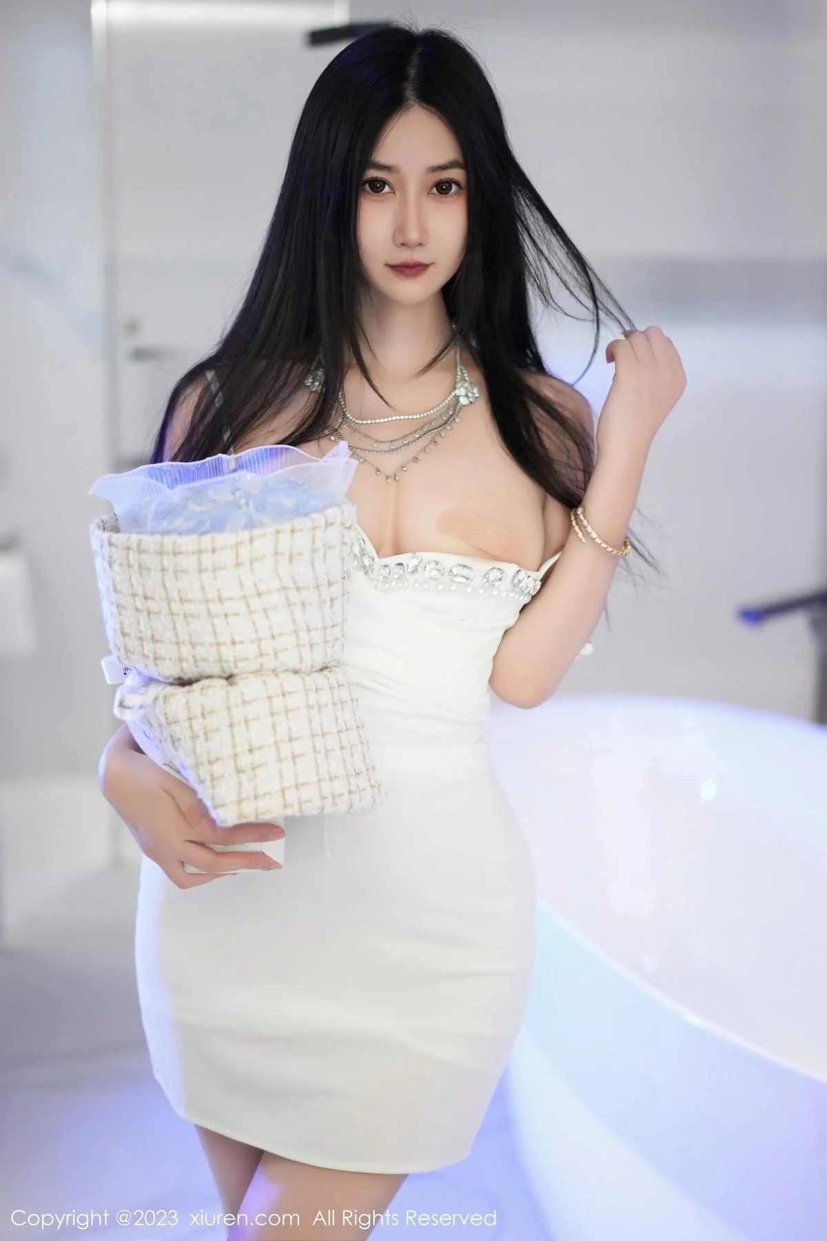 laura阿姣性感白色吊带短裙配白色高跟秀完美身材迷人写真 第 12 张