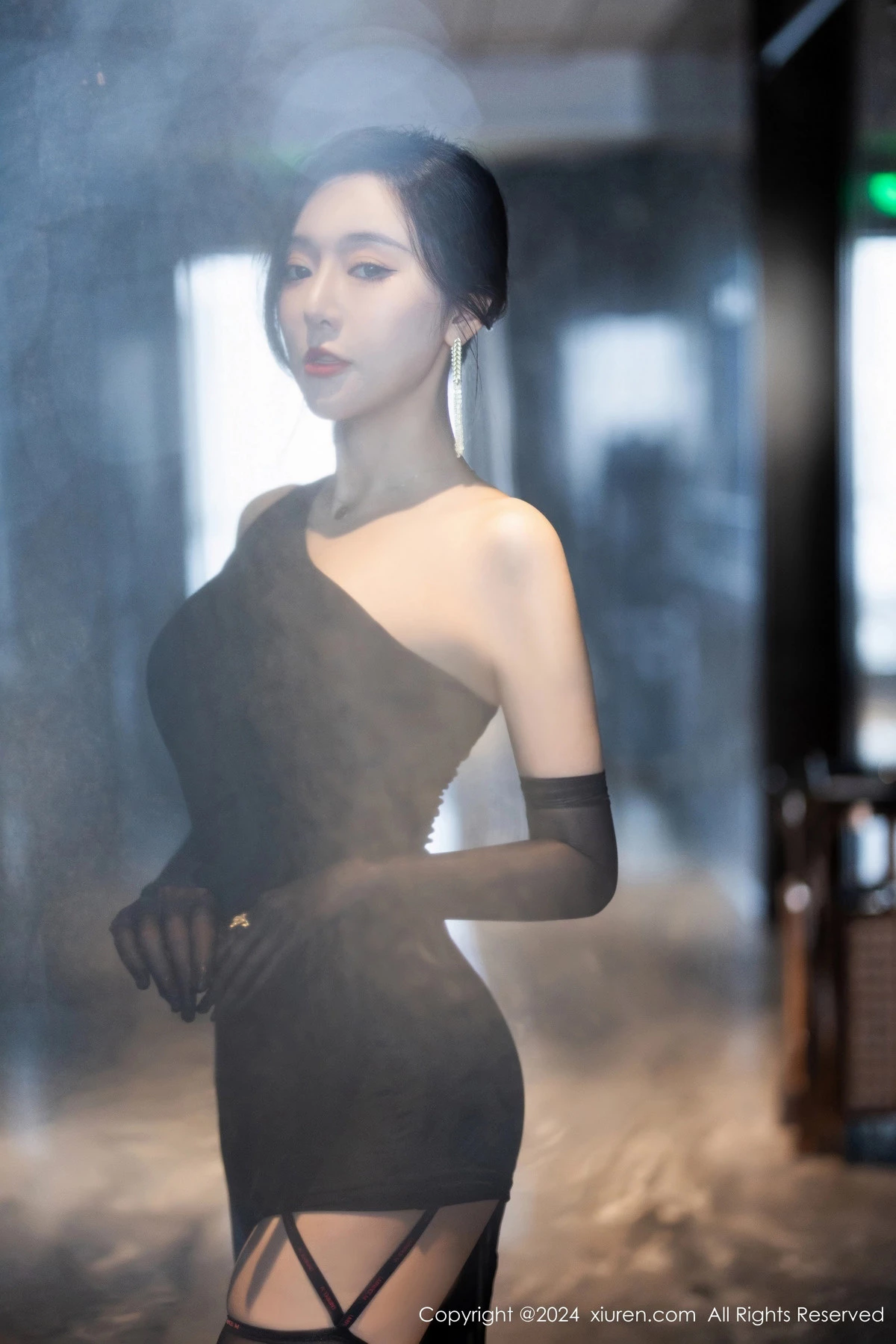王馨瑶yanni黑色连衣长裙+黑色轻透情趣服饰惹火绝美写真 第 10 张