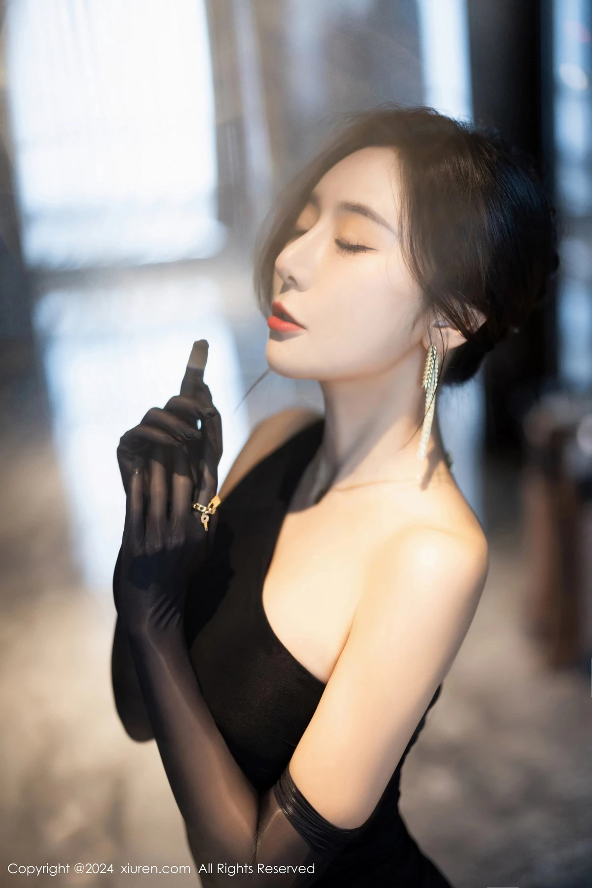 王馨瑶yanni黑色连衣长裙+黑色轻透情趣服饰惹火绝美写真 第 11 张