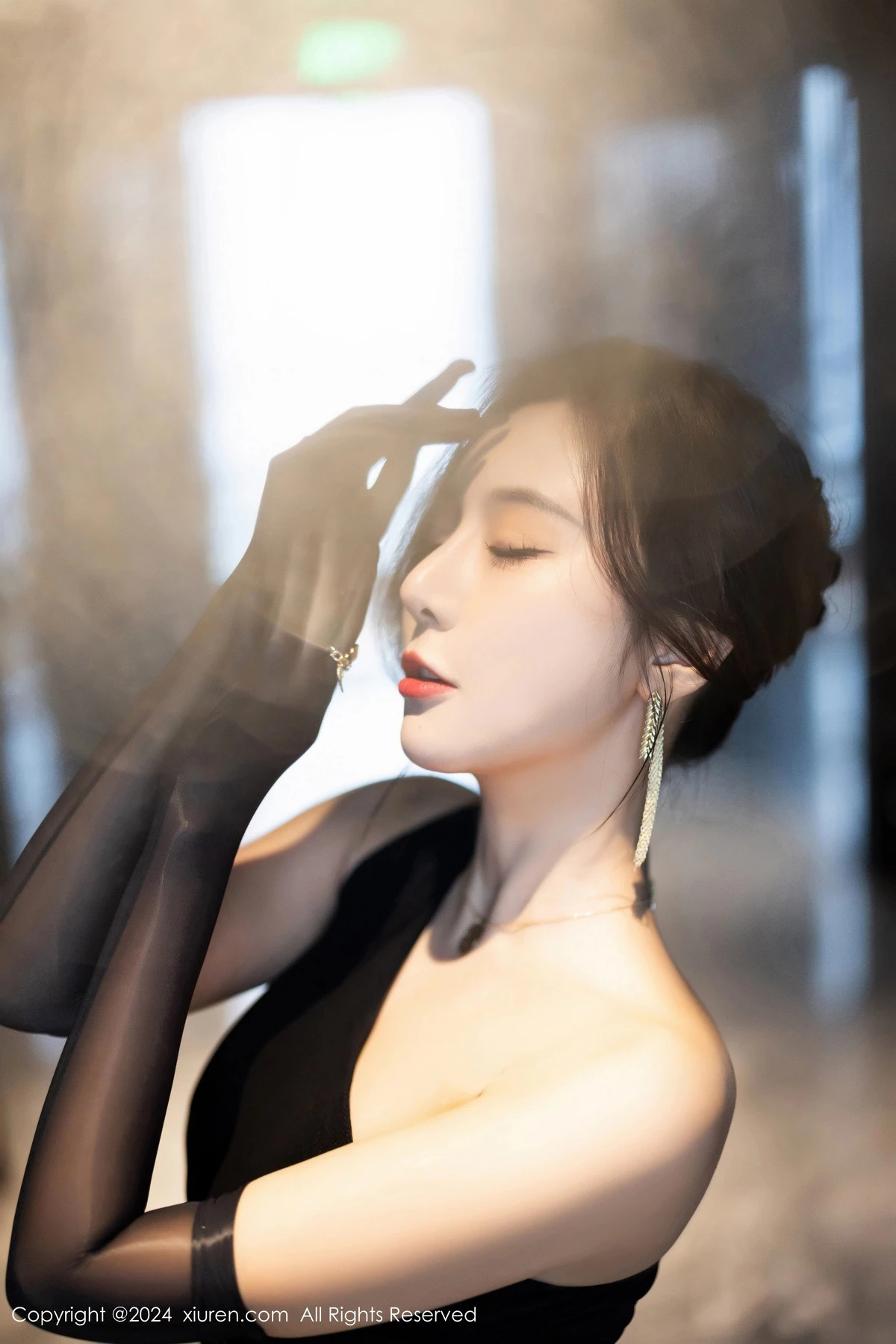 王馨瑶yanni黑色连衣长裙+黑色轻透情趣服饰惹火绝美写真 第 12 张