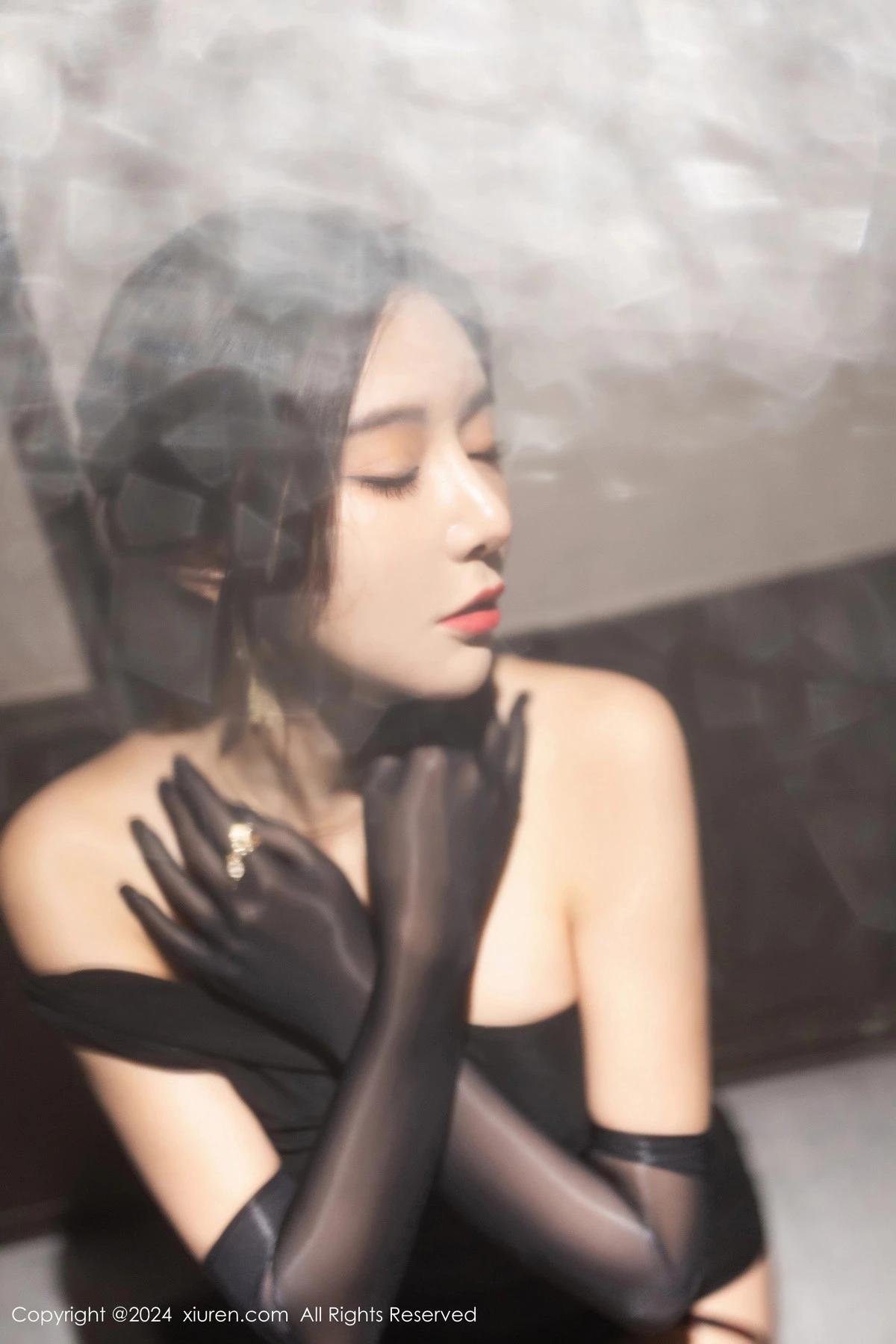 王馨瑶yanni黑色连衣长裙+黑色轻透情趣服饰惹火绝美写真 第 26 张