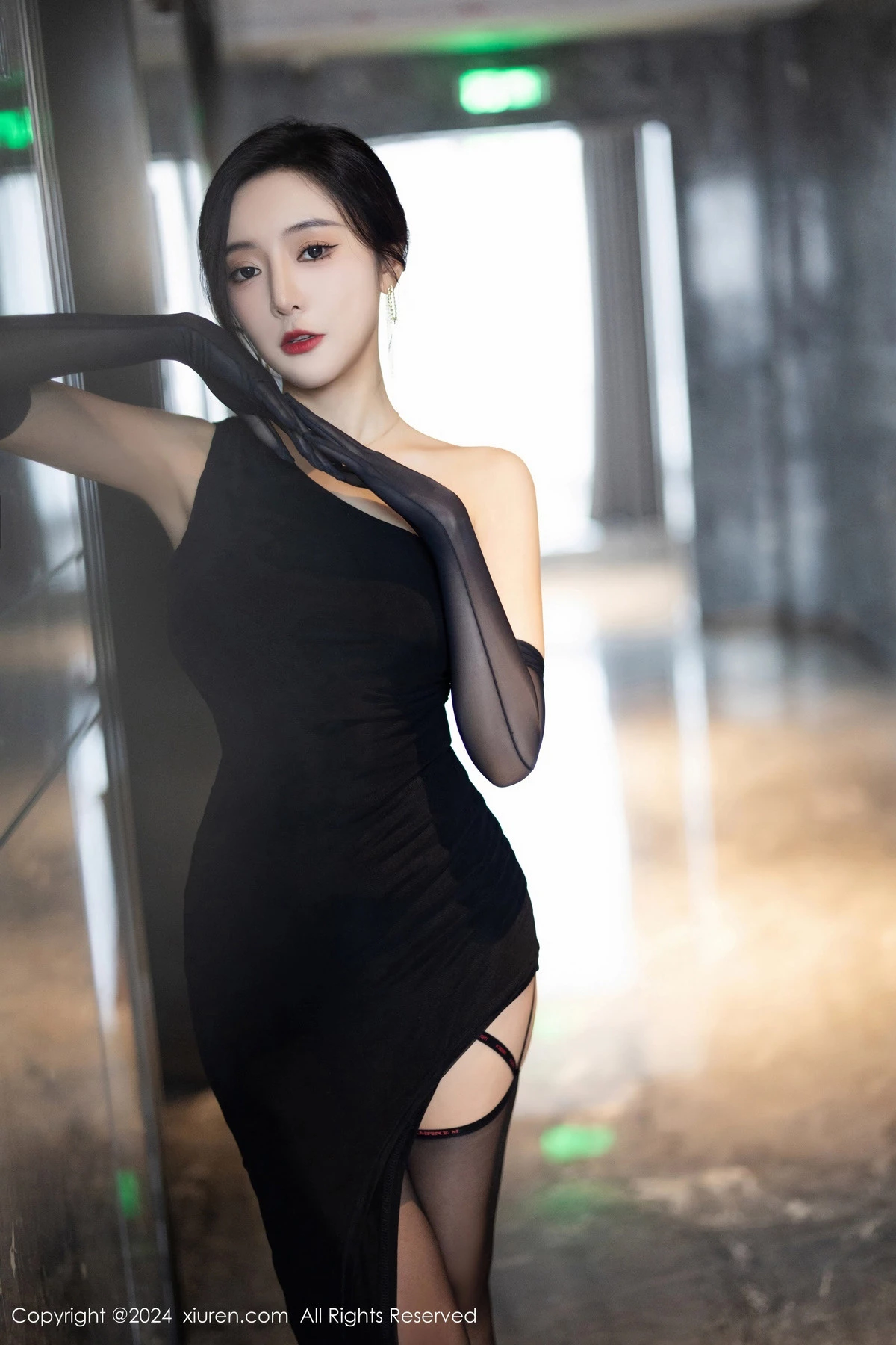 王馨瑶yanni黑色连衣长裙+黑色轻透情趣服饰惹火绝美写真 第 7 张