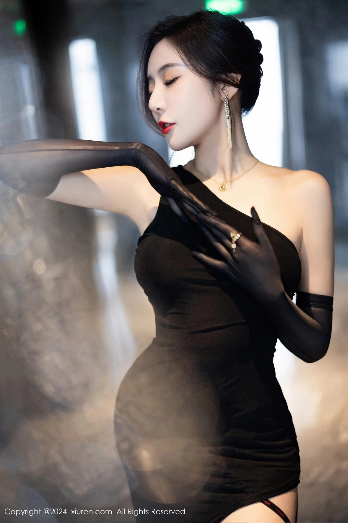 王馨瑶yanni黑色连衣长裙+黑色轻透情趣服饰惹火绝美写真 第 8 张