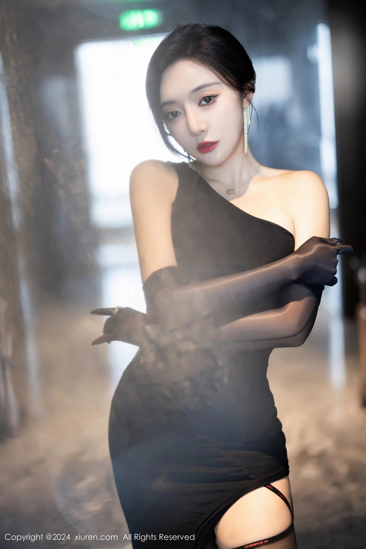 王馨瑶yanni黑色连衣长裙+黑色轻透情趣服饰惹火绝美写真 第 9 张