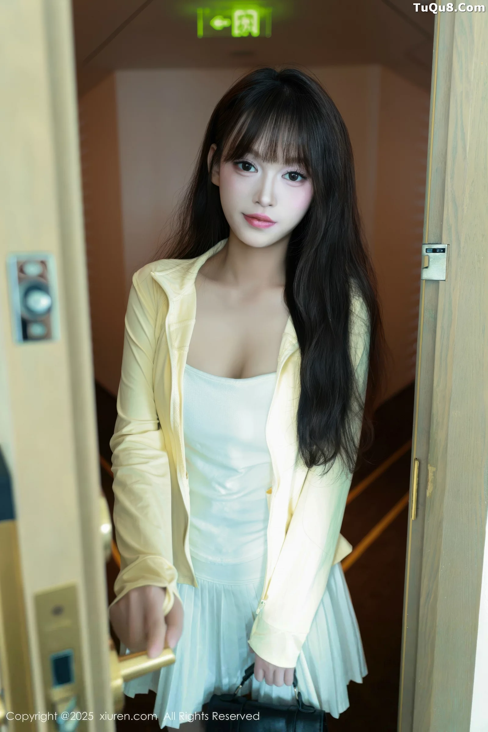 糯咪性感白色低胸连衣短裙配白色丝袜秀完美身材绝美写真 第 12 张