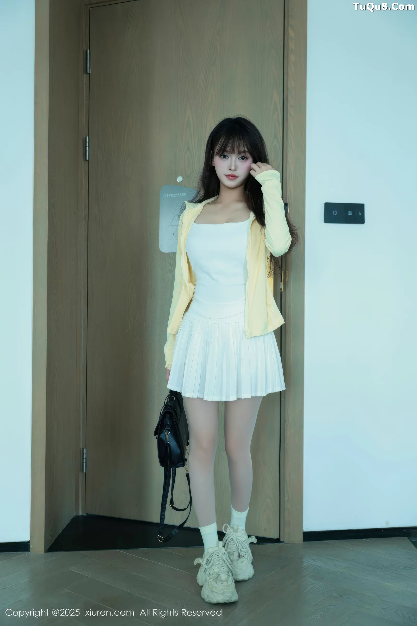 糯咪性感白色低胸连衣短裙配白色丝袜秀完美身材绝美写真 第 16 张