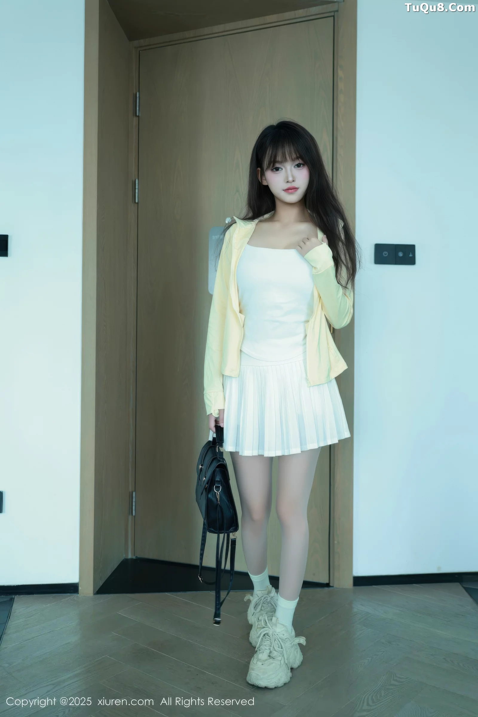 糯咪性感白色低胸连衣短裙配白色丝袜秀完美身材绝美写真 第 18 张