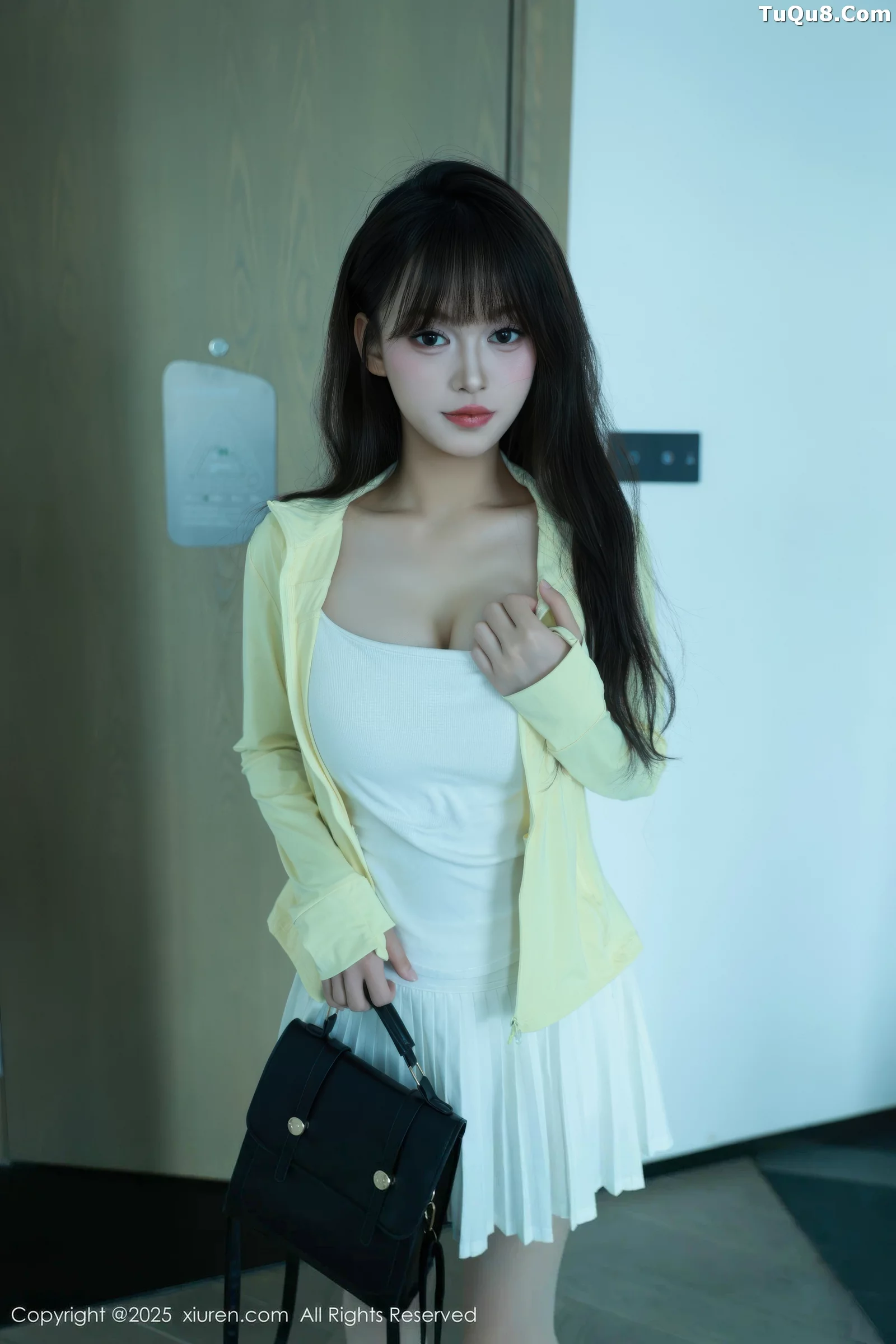 糯咪性感白色低胸连衣短裙配白色丝袜秀完美身材绝美写真 第 19 张