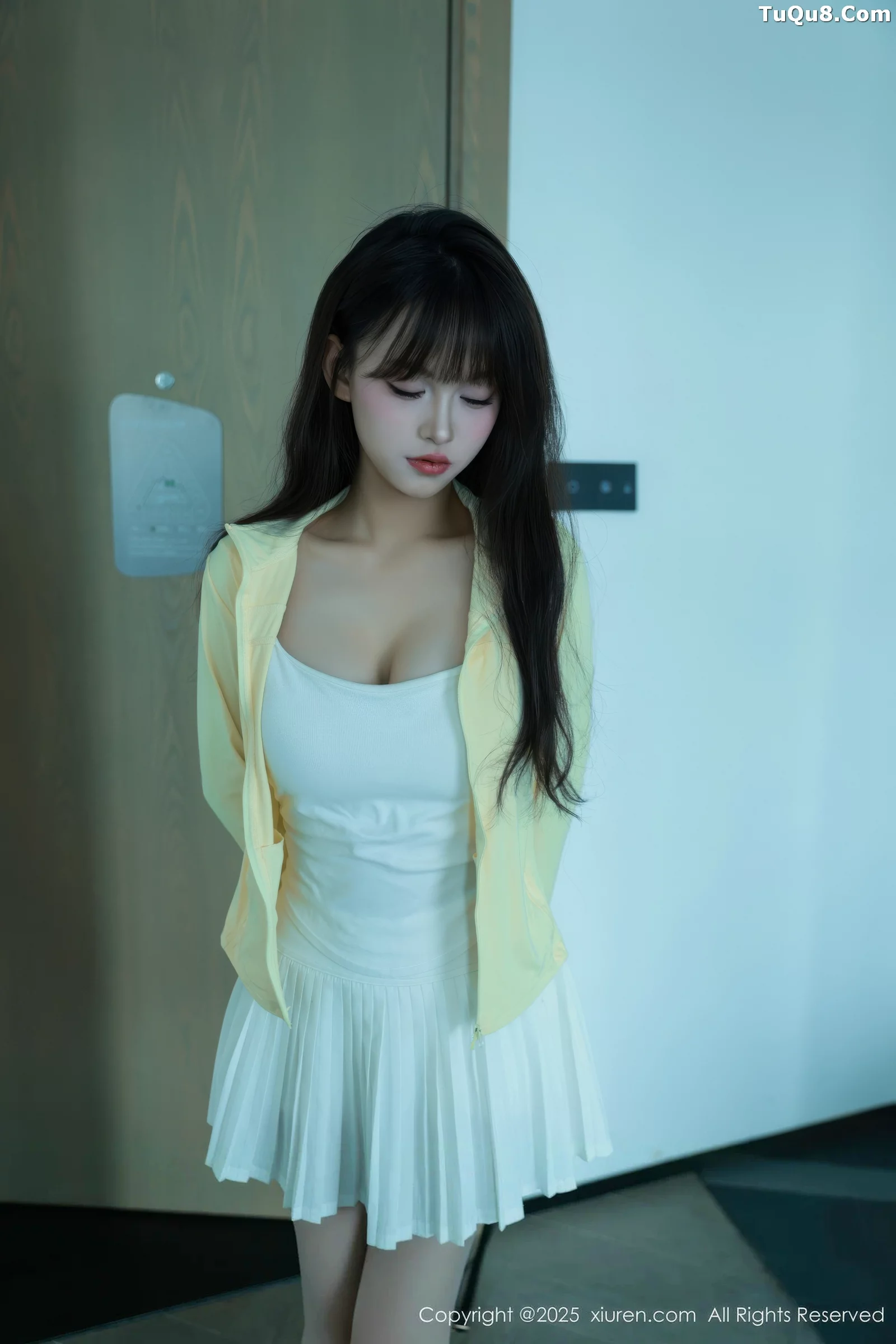 糯咪性感白色低胸连衣短裙配白色丝袜秀完美身材绝美写真 第 21 张