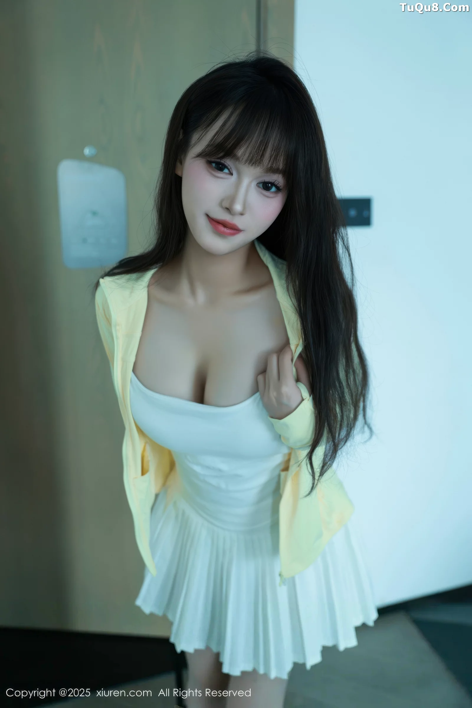 糯咪性感白色低胸连衣短裙配白色丝袜秀完美身材绝美写真 第 24 张