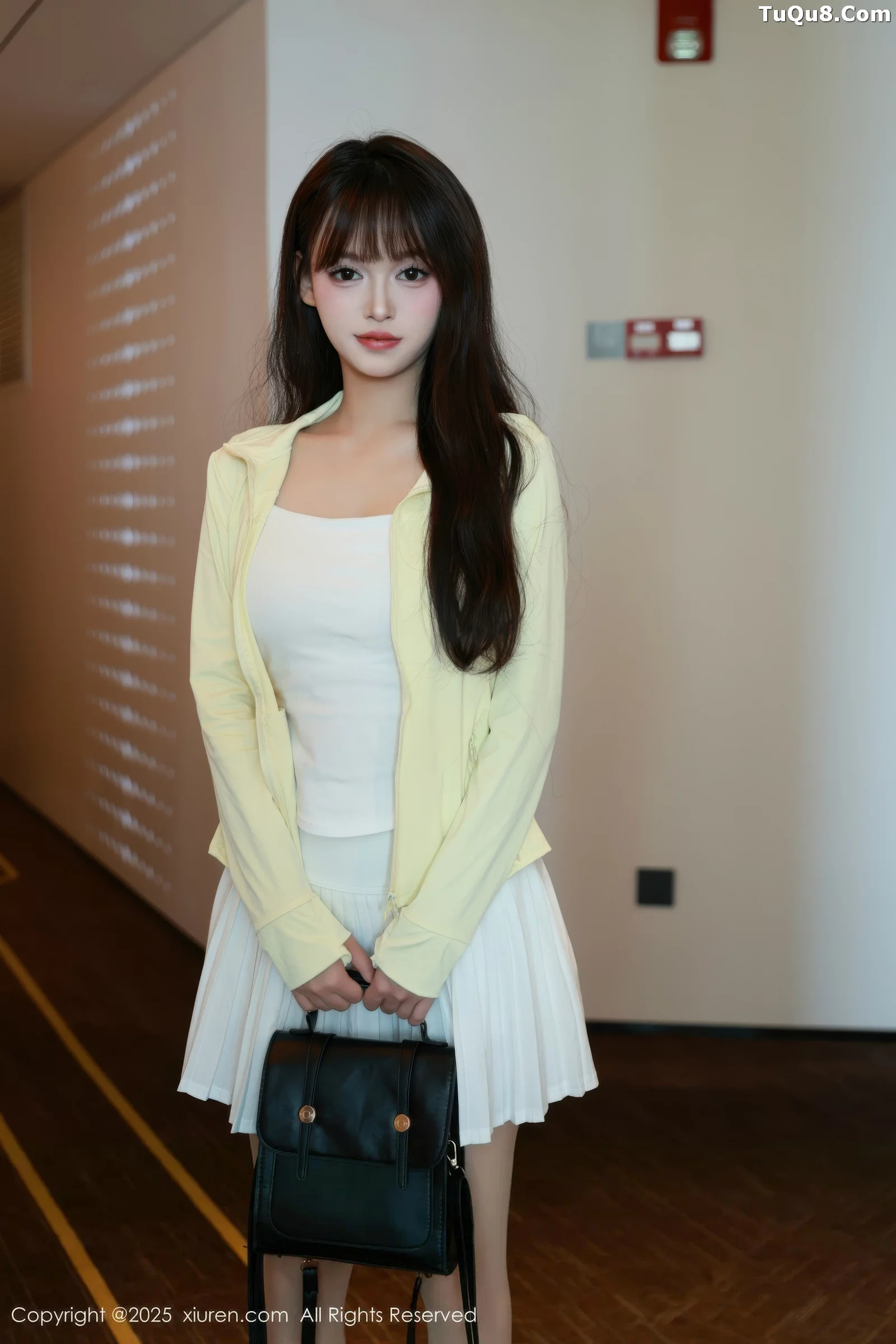 糯咪性感白色低胸连衣短裙配白色丝袜秀完美身材绝美写真 第 3 张