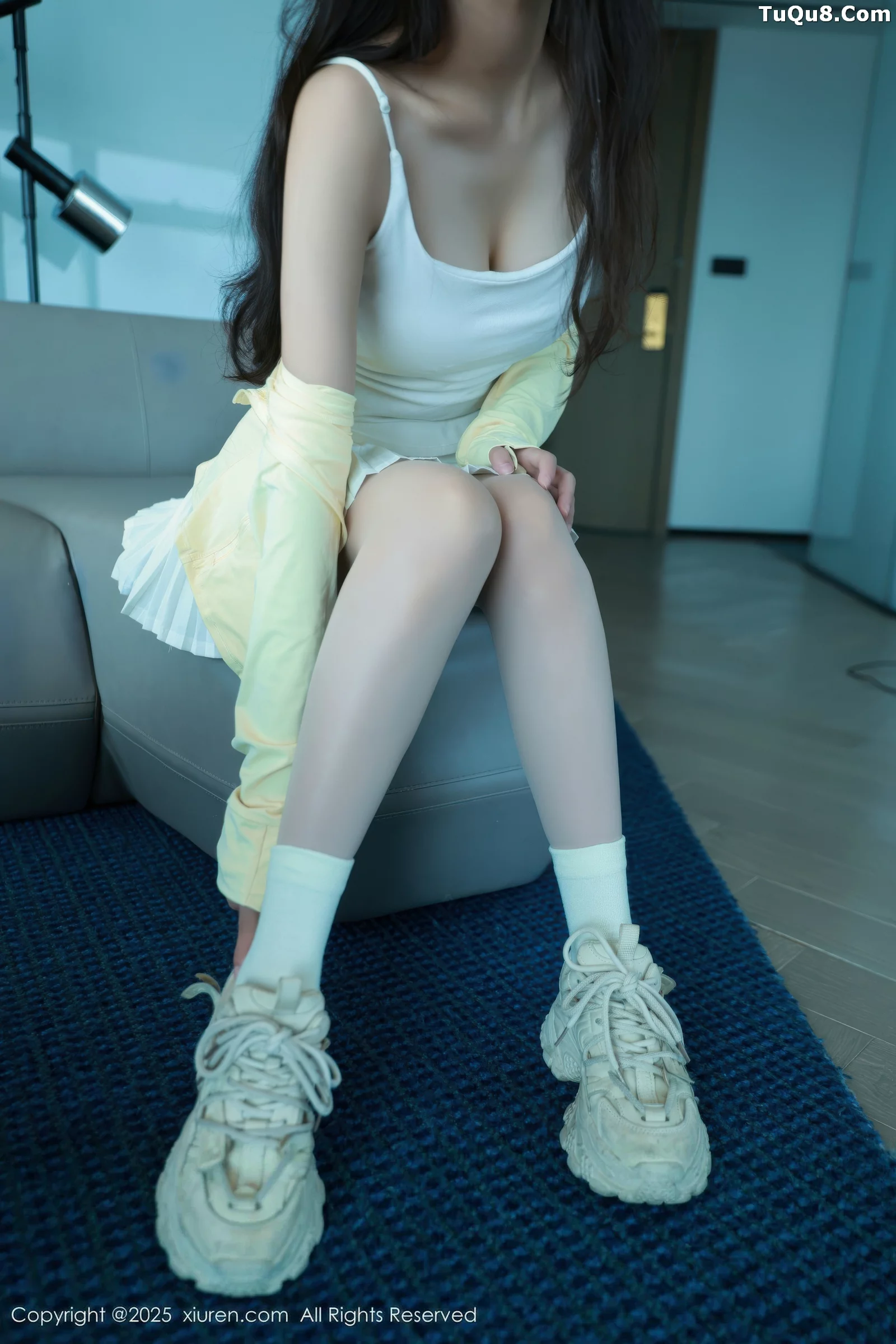 糯咪性感白色低胸连衣短裙配白色丝袜秀完美身材绝美写真 第 38 张