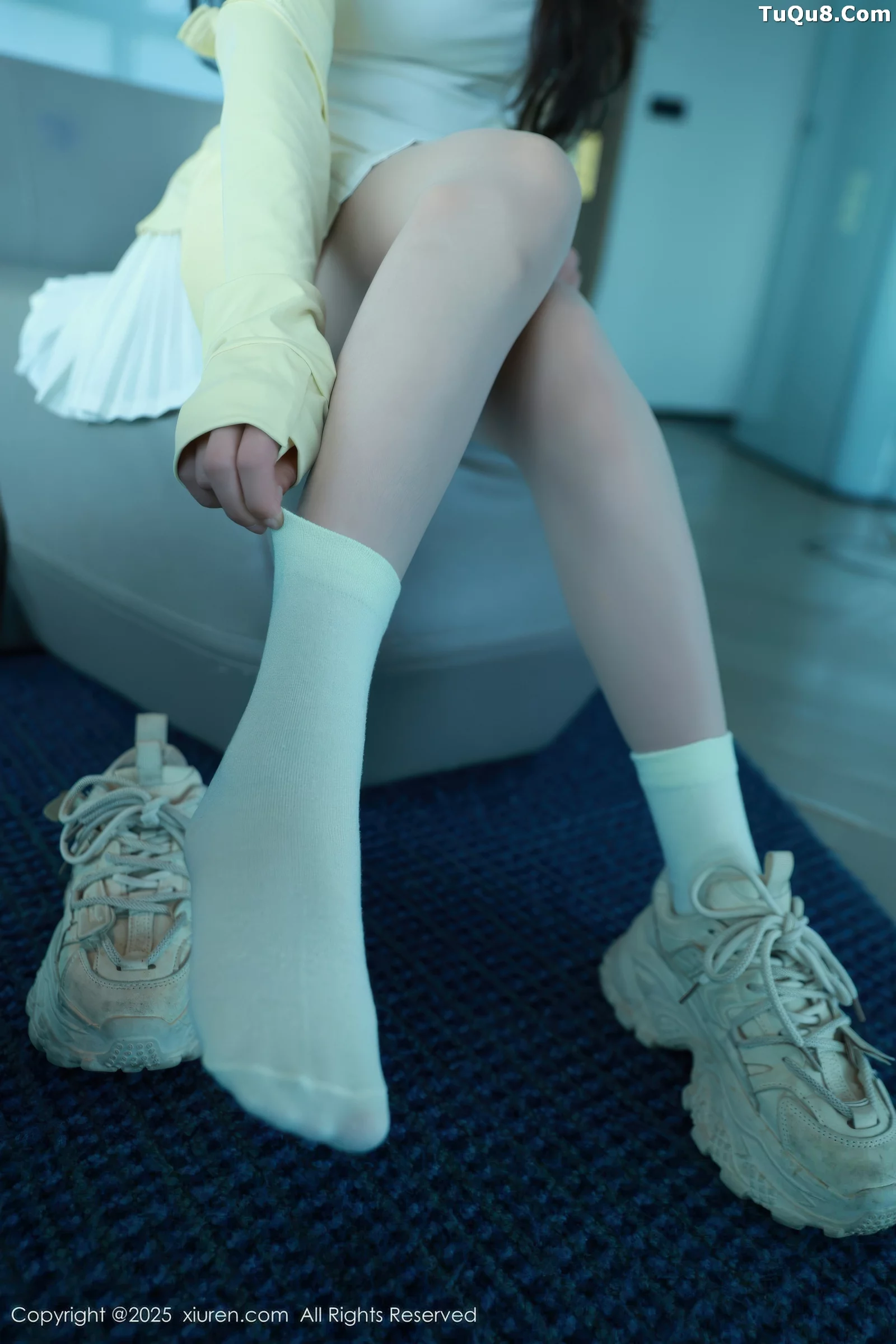 糯咪性感白色低胸连衣短裙配白色丝袜秀完美身材绝美写真 第 40 张