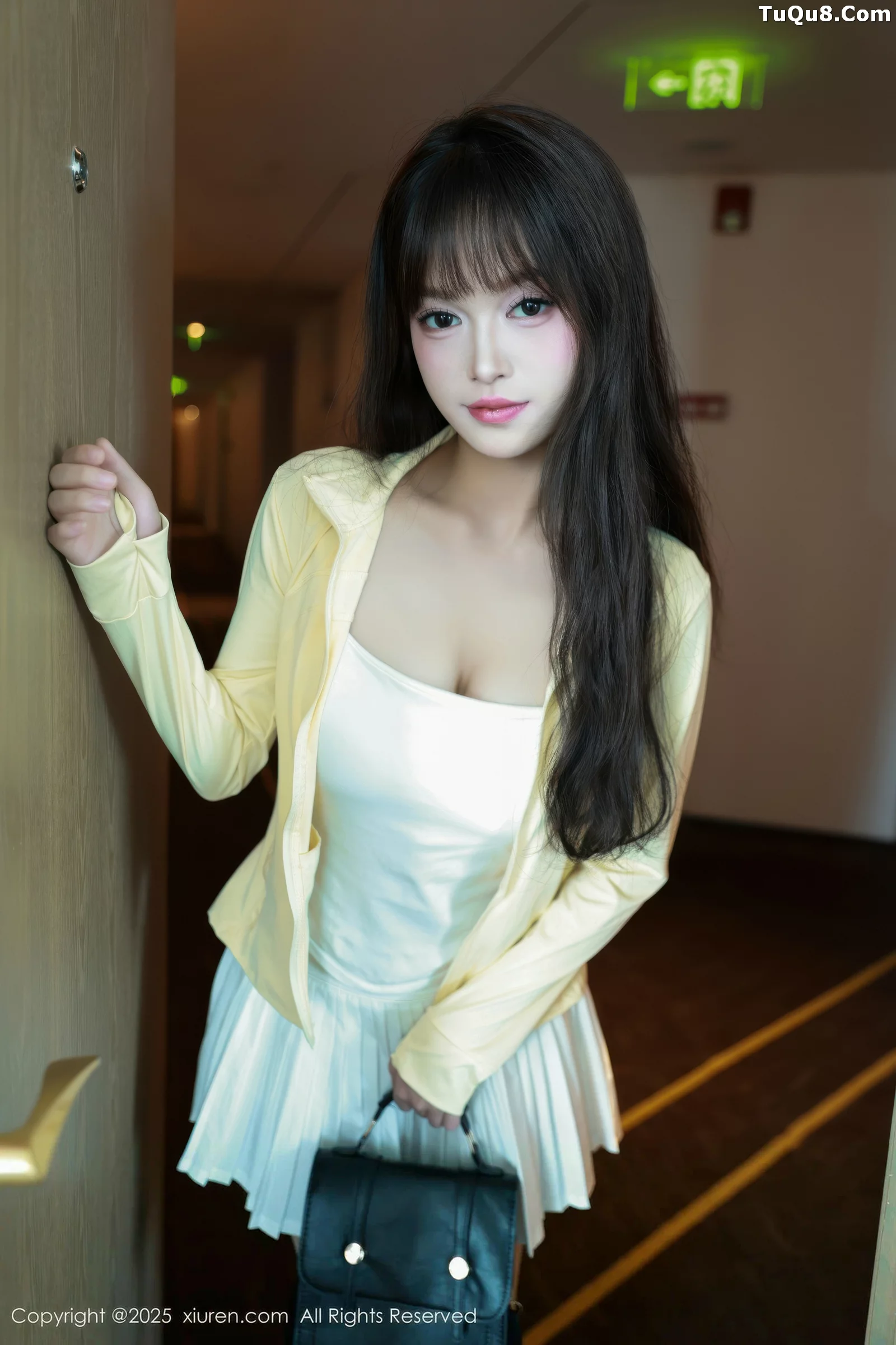 糯咪性感白色低胸连衣短裙配白色丝袜秀完美身材绝美写真 第 6 张