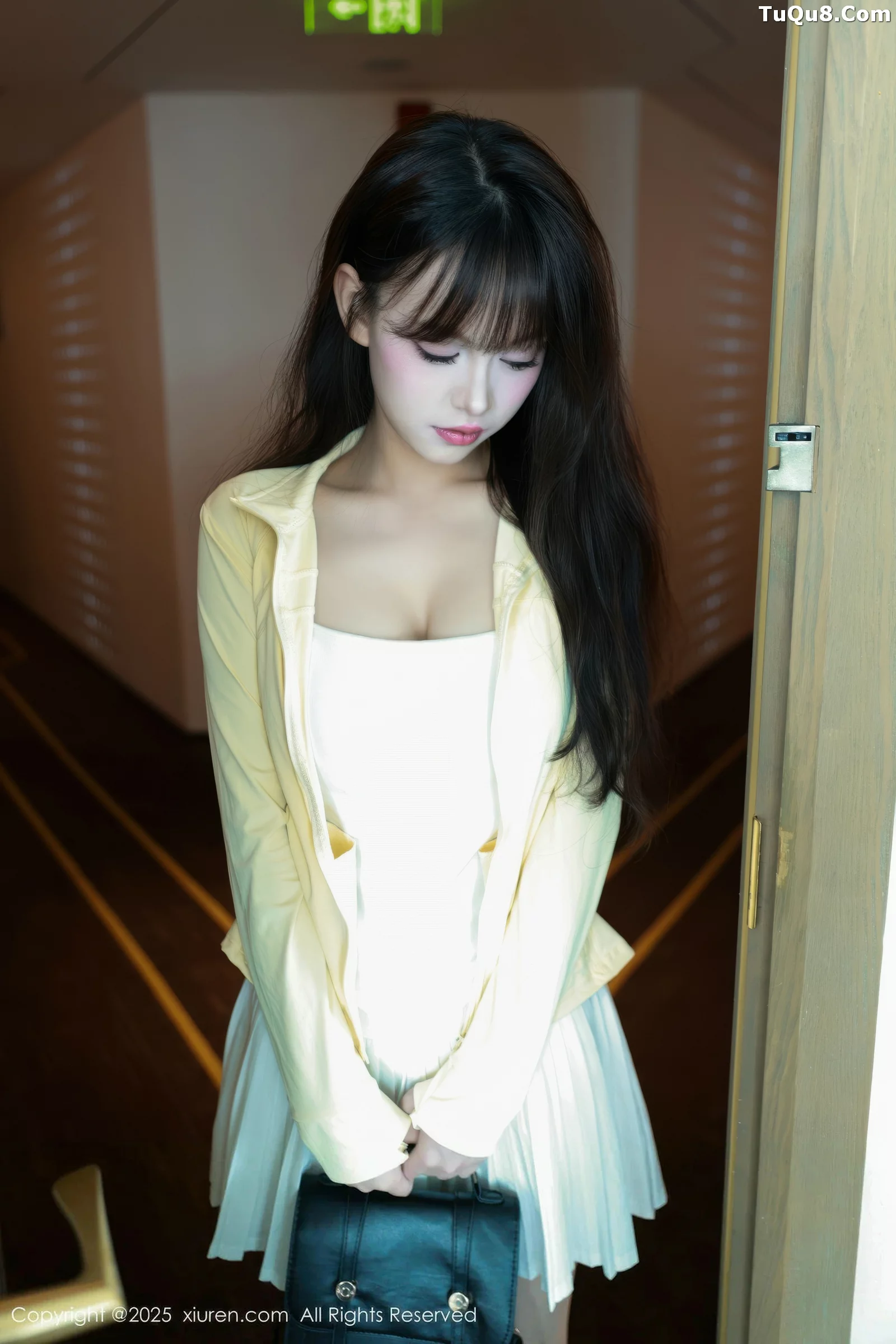 糯咪性感白色低胸连衣短裙配白色丝袜秀完美身材绝美写真 第 8 张
