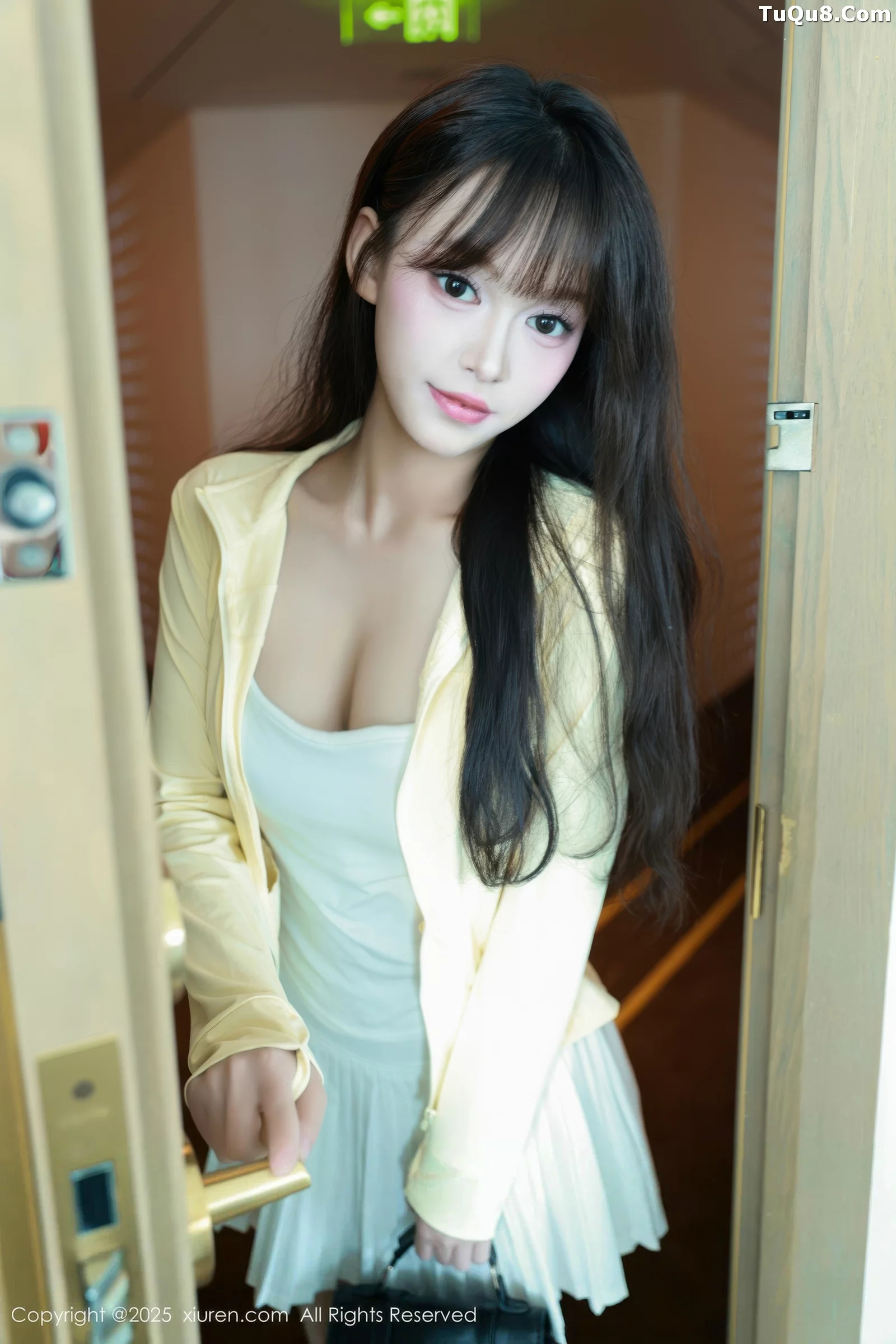 糯咪性感白色低胸连衣短裙配白色丝袜秀完美身材绝美写真 第 9 张