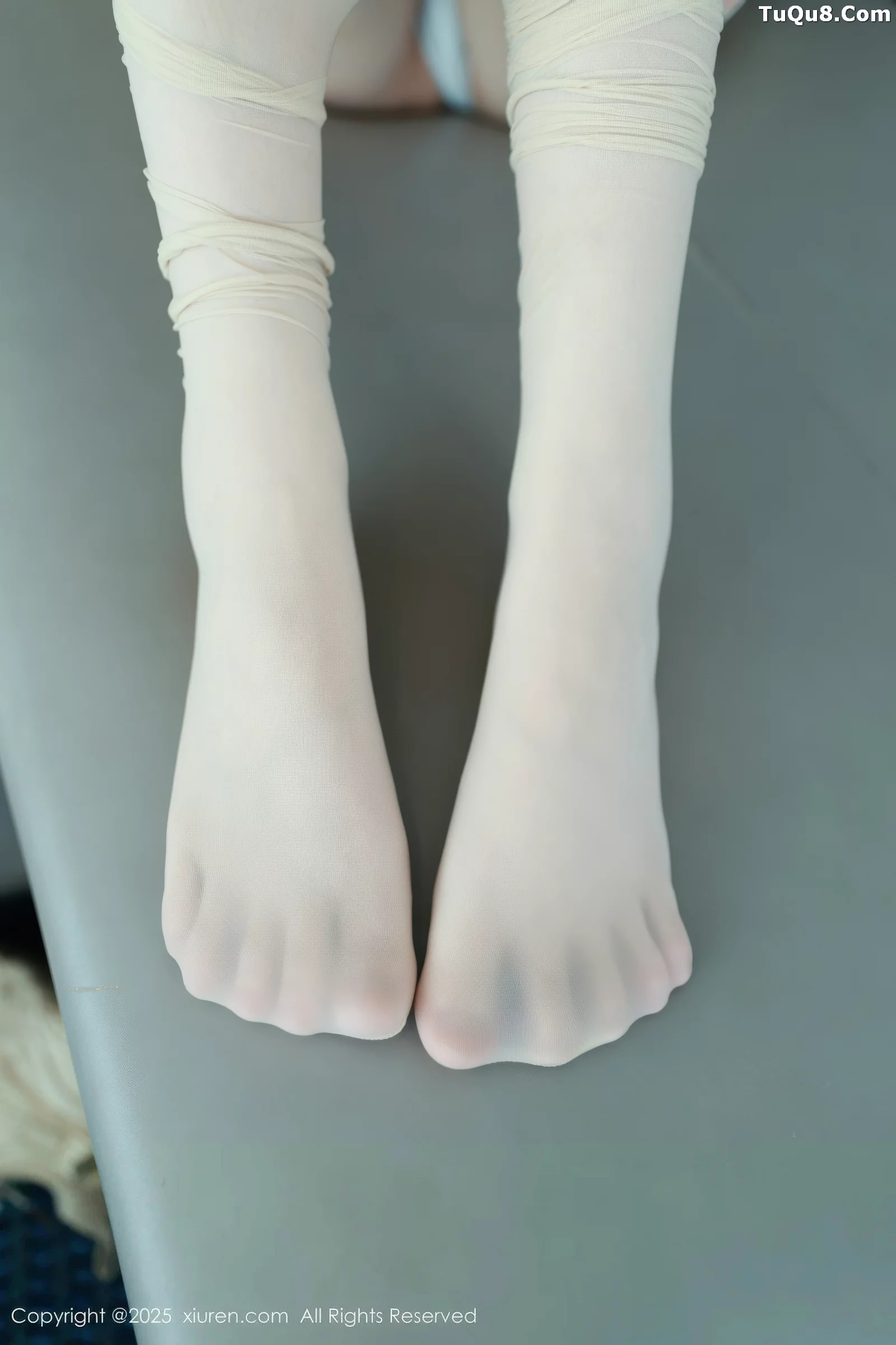 糯咪性感白色低胸连衣短裙配白色丝袜秀完美身材绝美写真 第 93 张