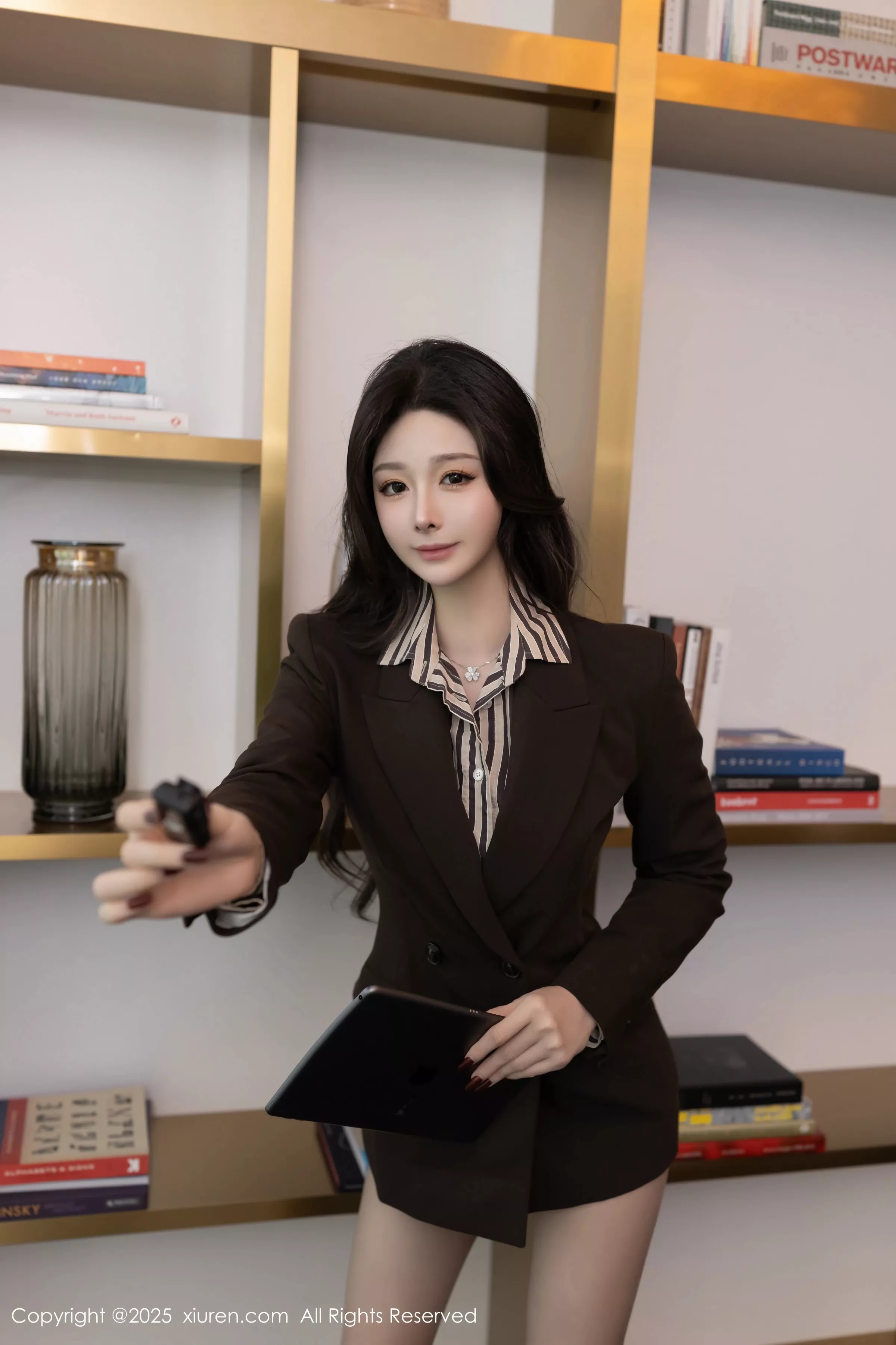 小逗逗性感衬衫露紫色蕾丝内衣配黑丝袜秀曼妙身姿绝美写真 第 12 张